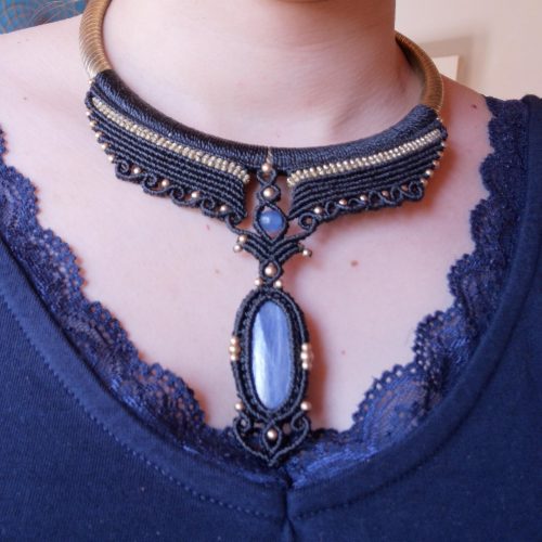 Collier Torque "Amie"en Cyanite