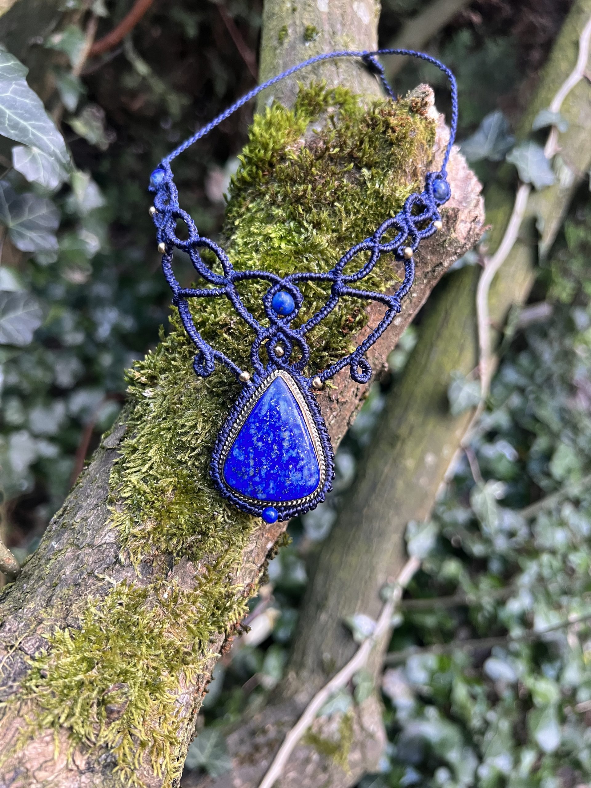 Collier Bleu en micro macramé et pierre de Lapis Lazuli