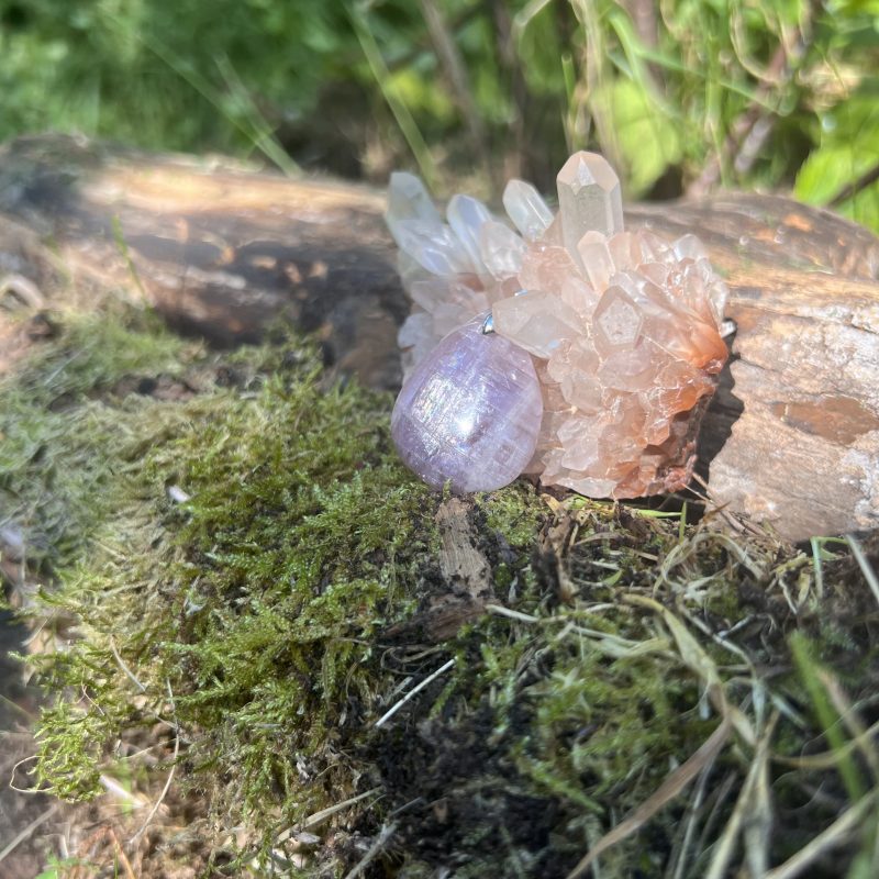Pendentif en Anhydrite violette naturelle – Pierre de sérénité, intuition et acceptation – Lithothérapie – Photo sur mousse naturelle