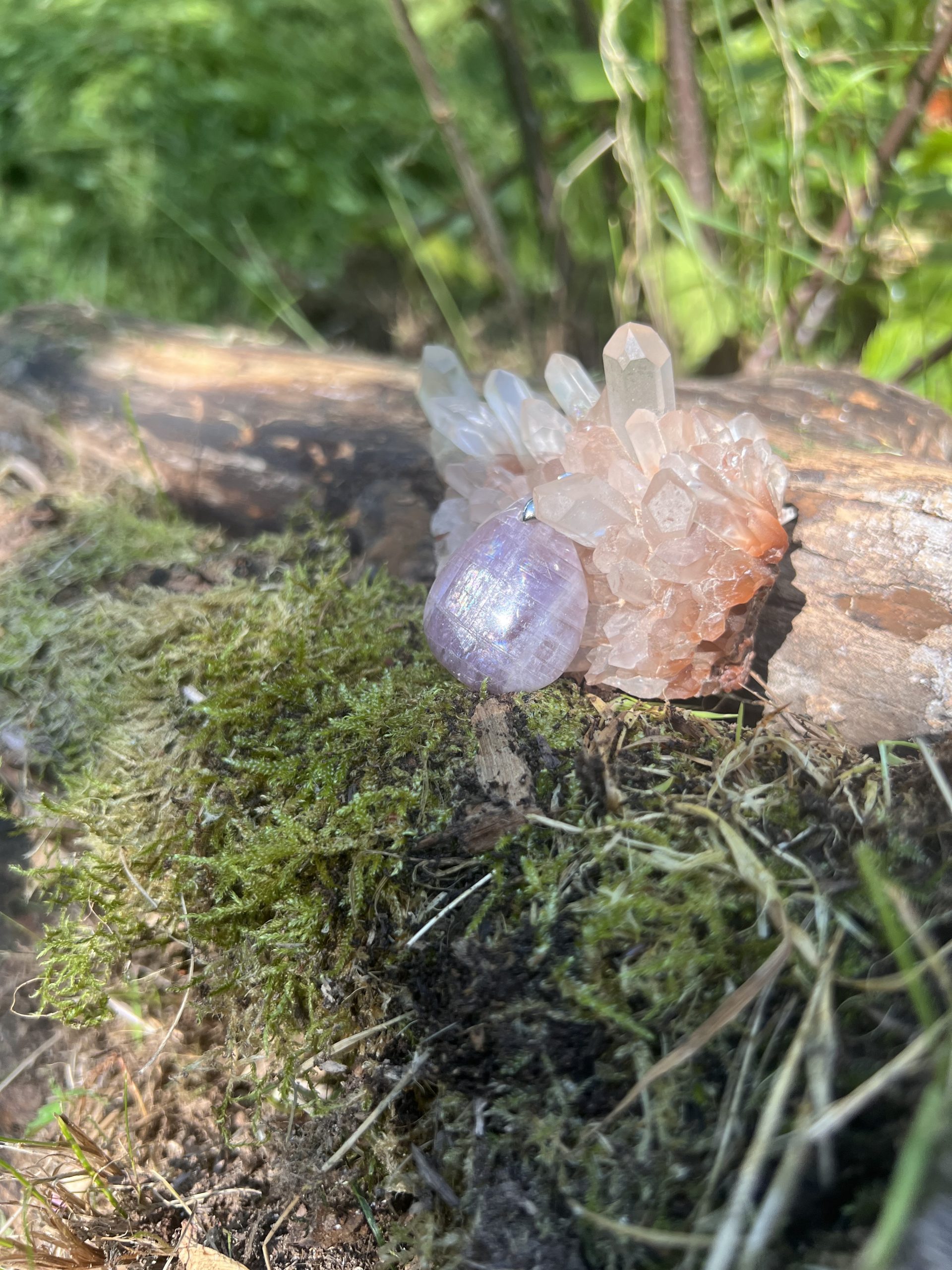 Pendentif en Anhydrite violette naturelle – Pierre de sérénité, intuition et acceptation – Lithothérapie – Photo sur mousse naturelle