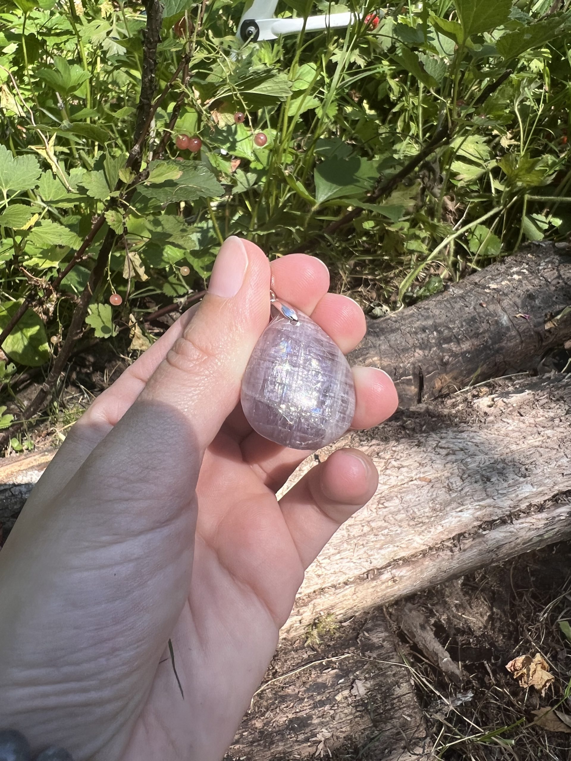 Pendentif en Anhydrite violette porté sur la peau – Bijou énergétique, pierre naturelle d’intuition et de sérénité