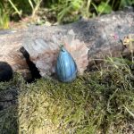 Pendentif en Labradorite strié bleu posée sur un une mousse et cristaux–pierre naturelle de protection intuitive