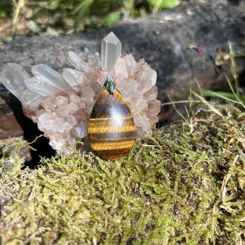 Pendentif un œil de tigre, pierre de protection
