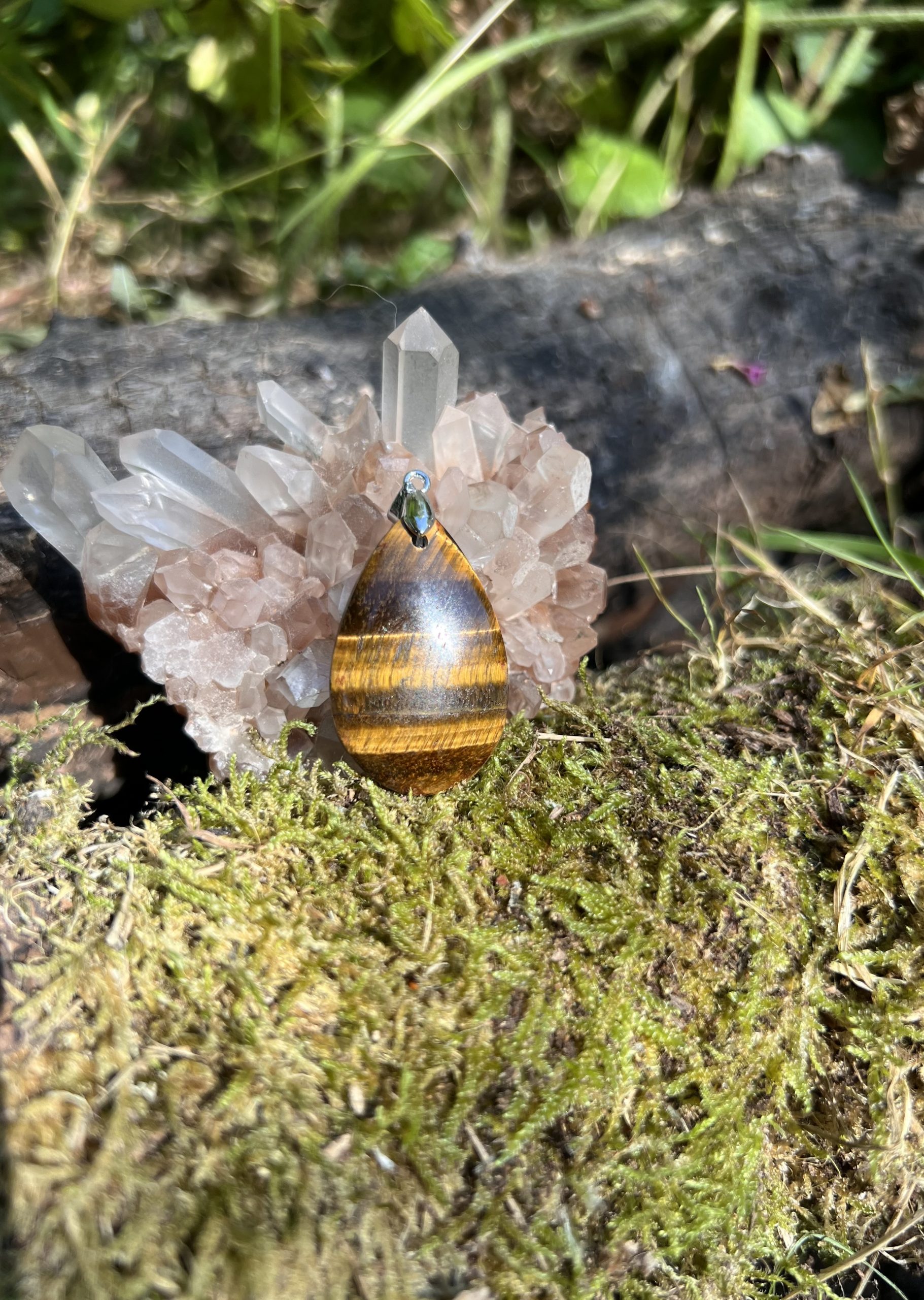 Pendentif un œil de tigre, pierre de protection