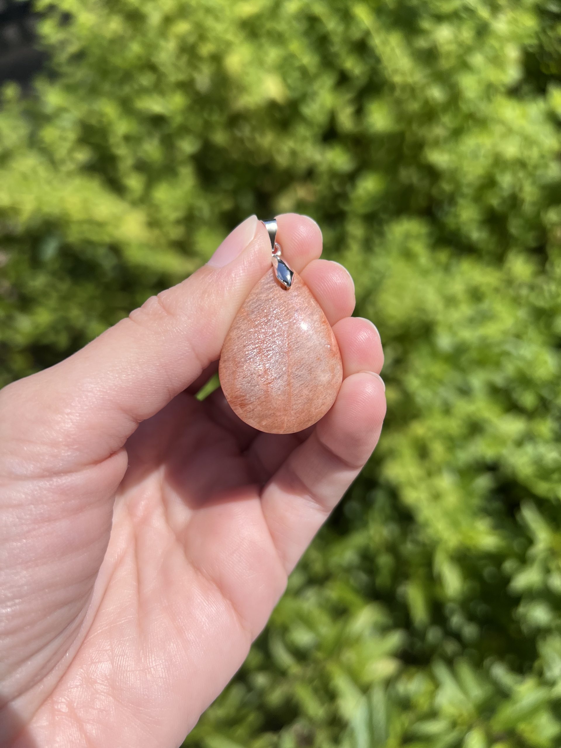 Pendentif en Pierre de lune orange (microcline)– Pierre du féminin sacré et de l’intuition