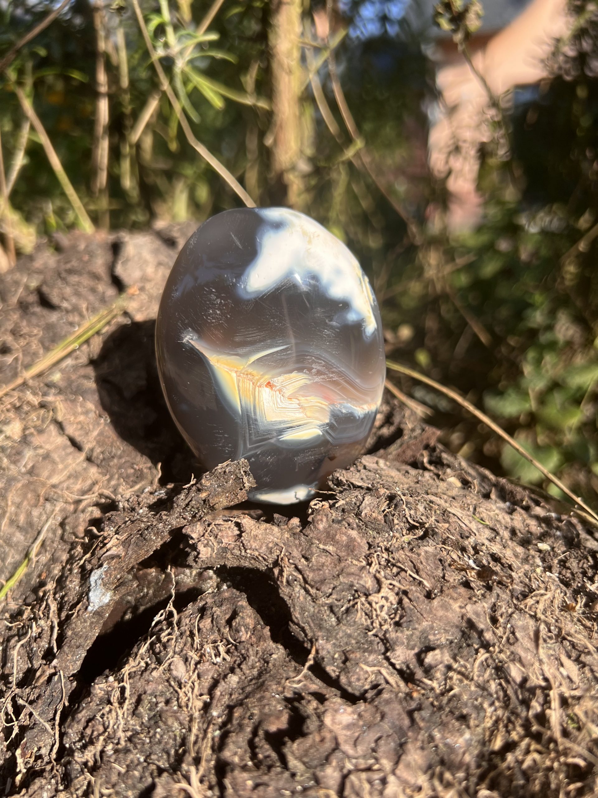 Galet en Agate Noire et Blanche – Équilibre, confiance et expression de soi