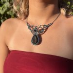 Collier Lexa en Agate Druzy et Tourmaline noire – Une création unique tissée à la main, symbole de courage, ancrage et puissance féminine.