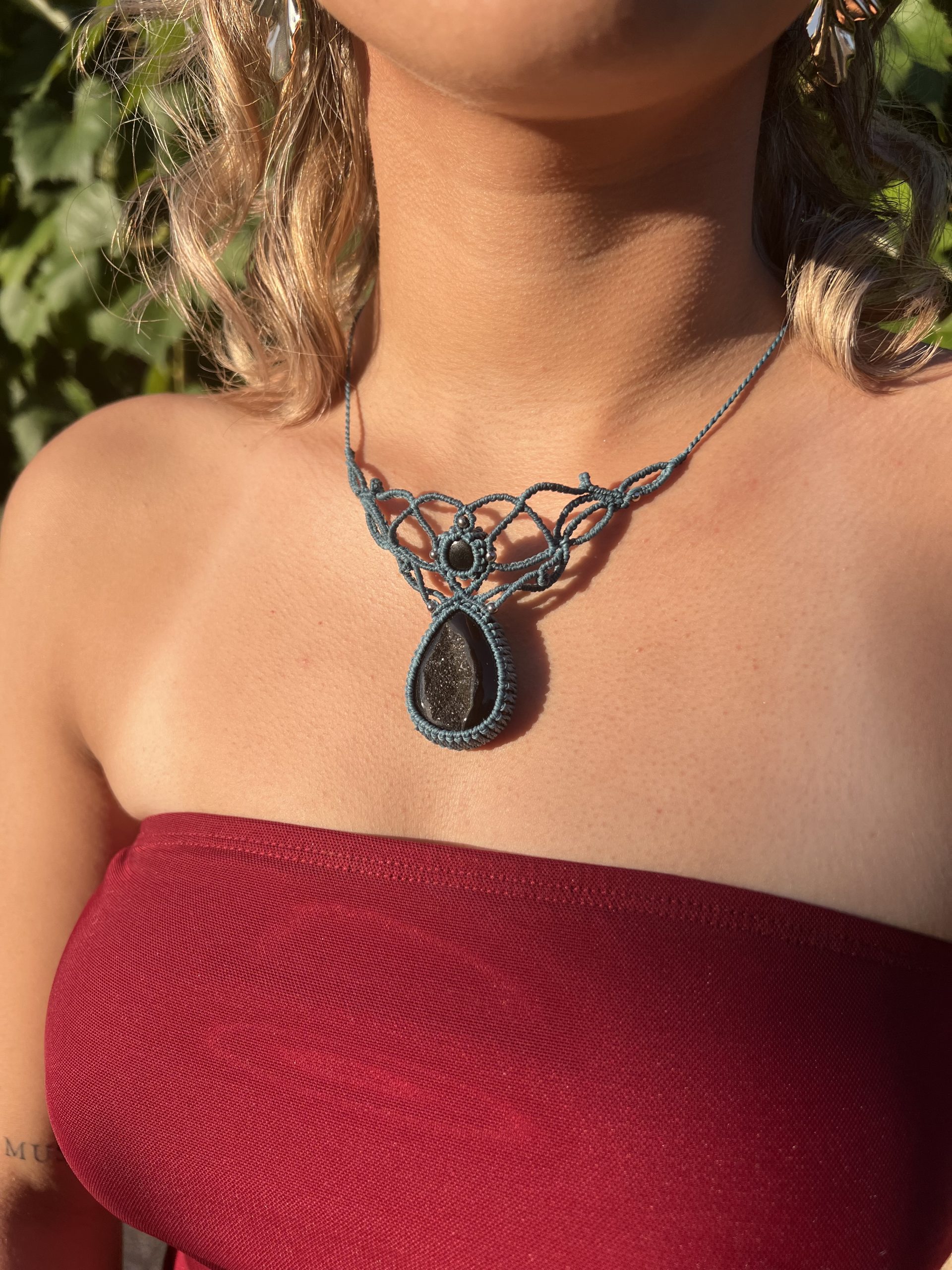 Collier Lexa en Agate Druzy et Tourmaline noire – Une création unique tissée à la main, symbole de courage, ancrage et puissance féminine.