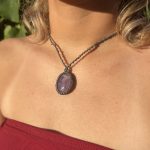Collier Emy en Améthyste – Pour apaiser l’esprit, élever la vibration et rester centré dans la clarté. Une création douce, lumineuse et intuitive.