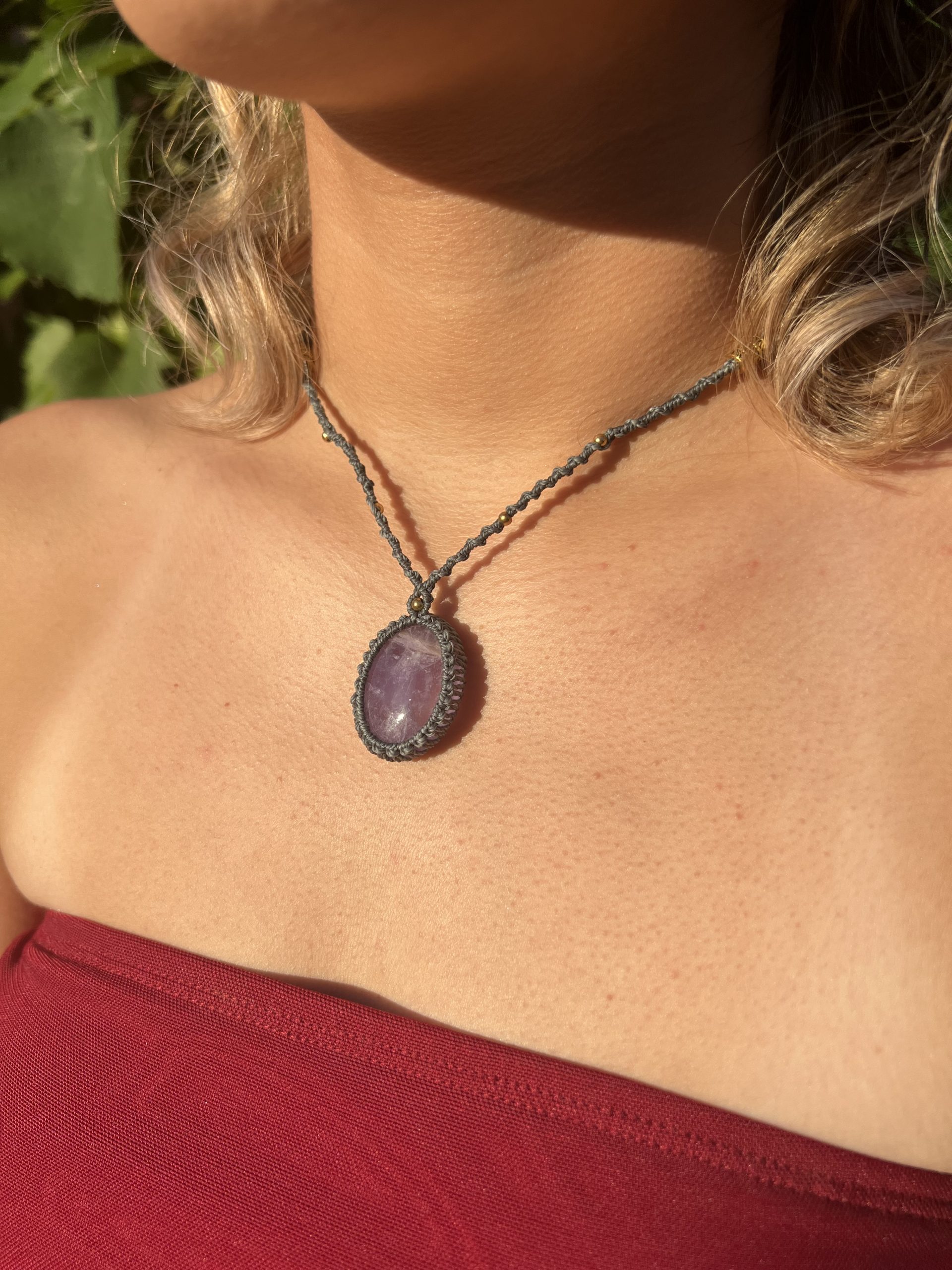 Collier Emy en Améthyste – Pour apaiser l’esprit, élever la vibration et rester centré dans la clarté. Une création douce, lumineuse et intuitive.