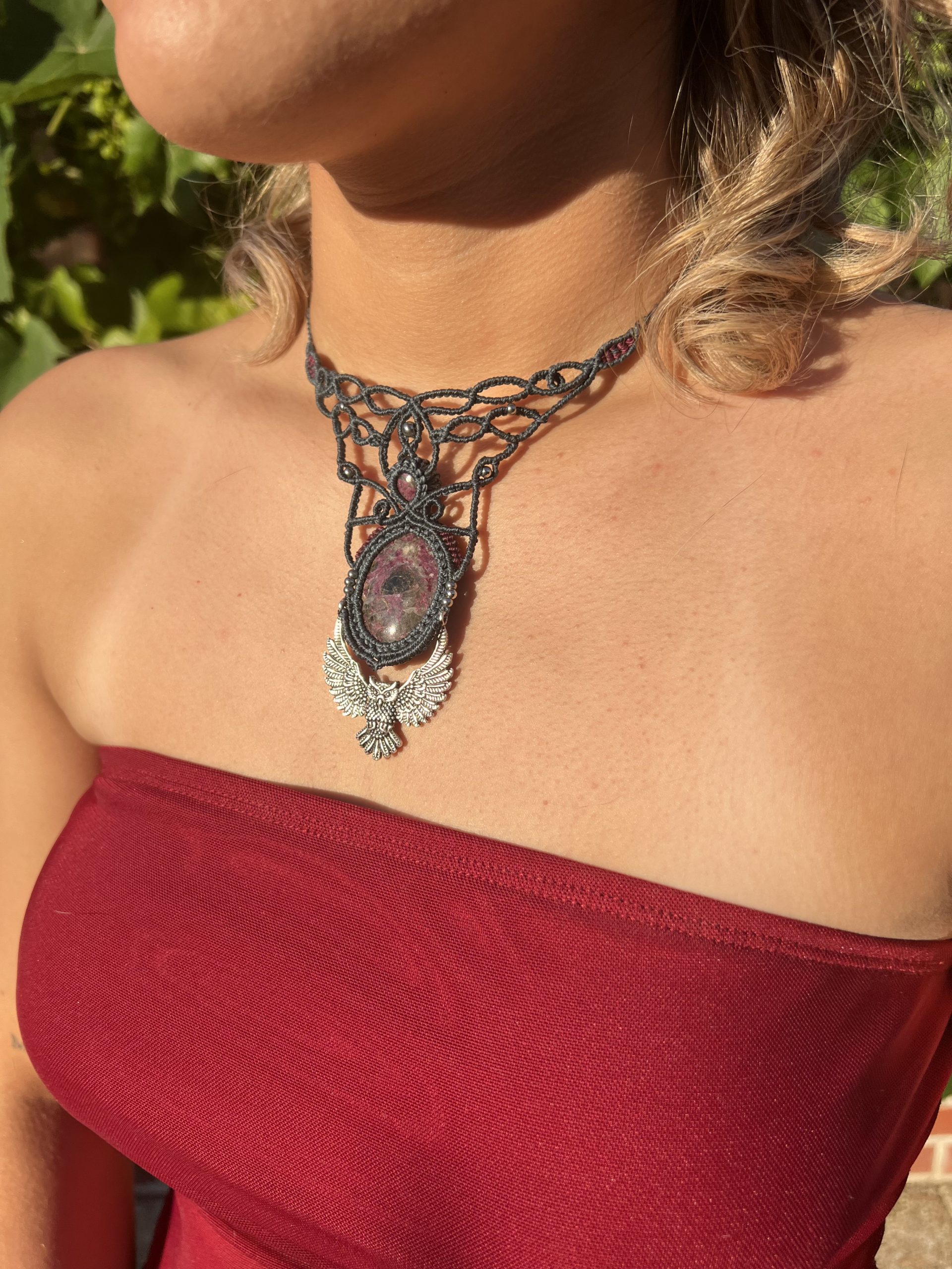 Collier Ailé en Rubellite avec hibou – Bijou spirituel du cœur et de la sagesse