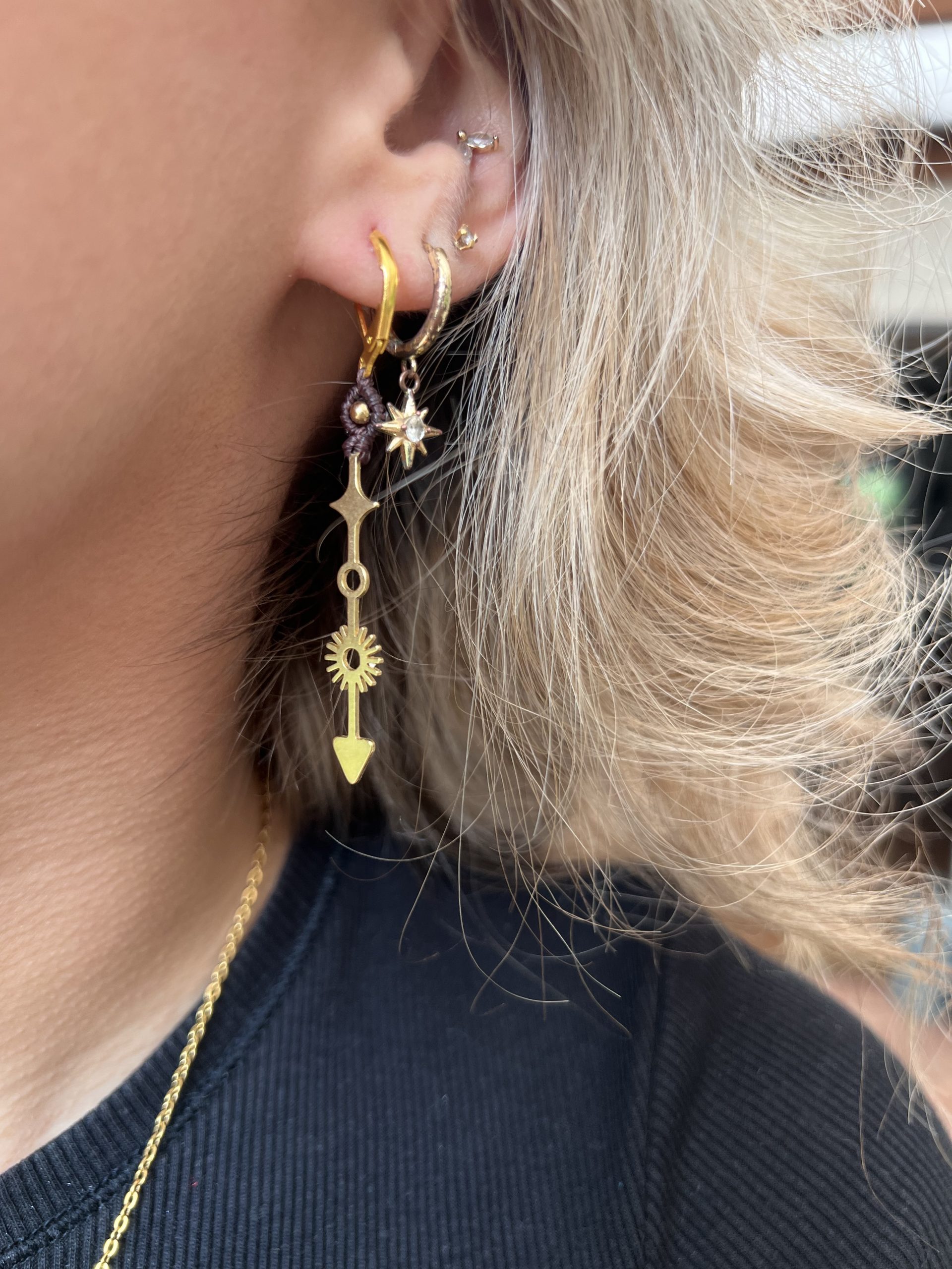 Boucles d’oreilles asymétriques en Cornaline – Tissage main & flèche dorée | Création vibratoire pour l’élan et la vitalité – Image 3