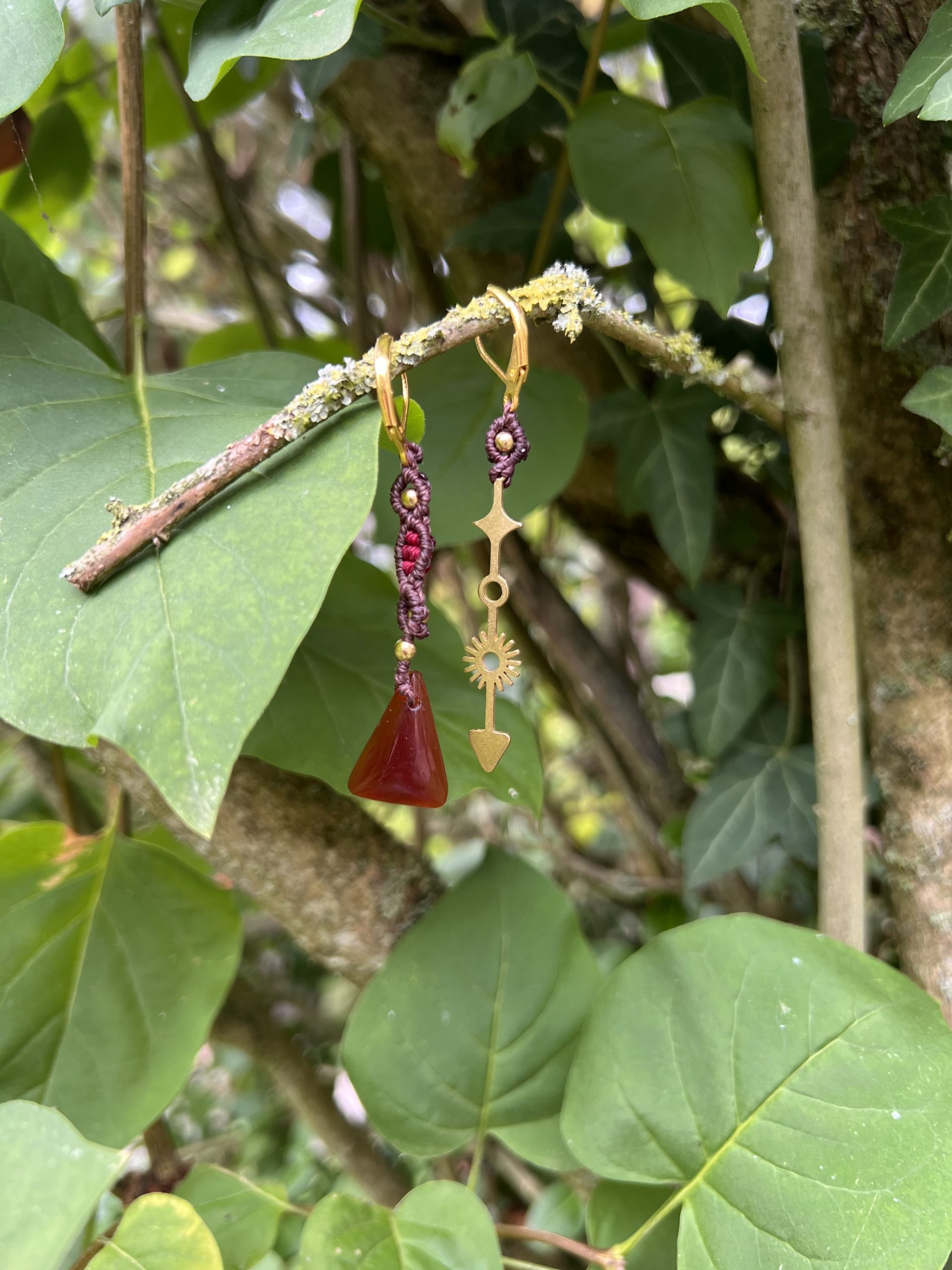 Boucles d’oreilles asymétriques en Cornaline – Tissage main & flèche dorée | Création vibratoire pour l’élan et la vitalité