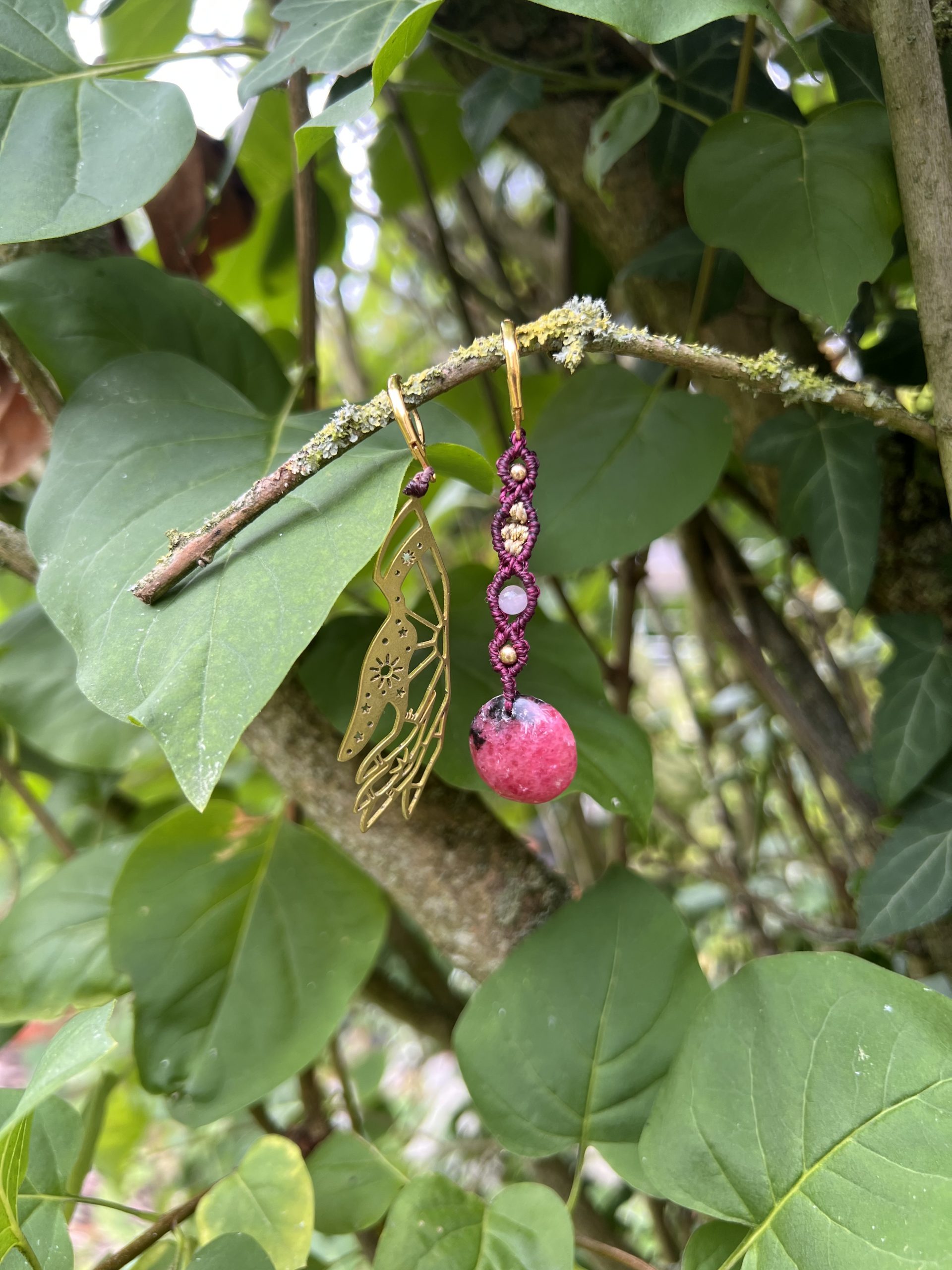 ✨ Boucles d’oreilles asymétriques en Rhodonite – Un bijou d’équilibre et de douceur – Image 3