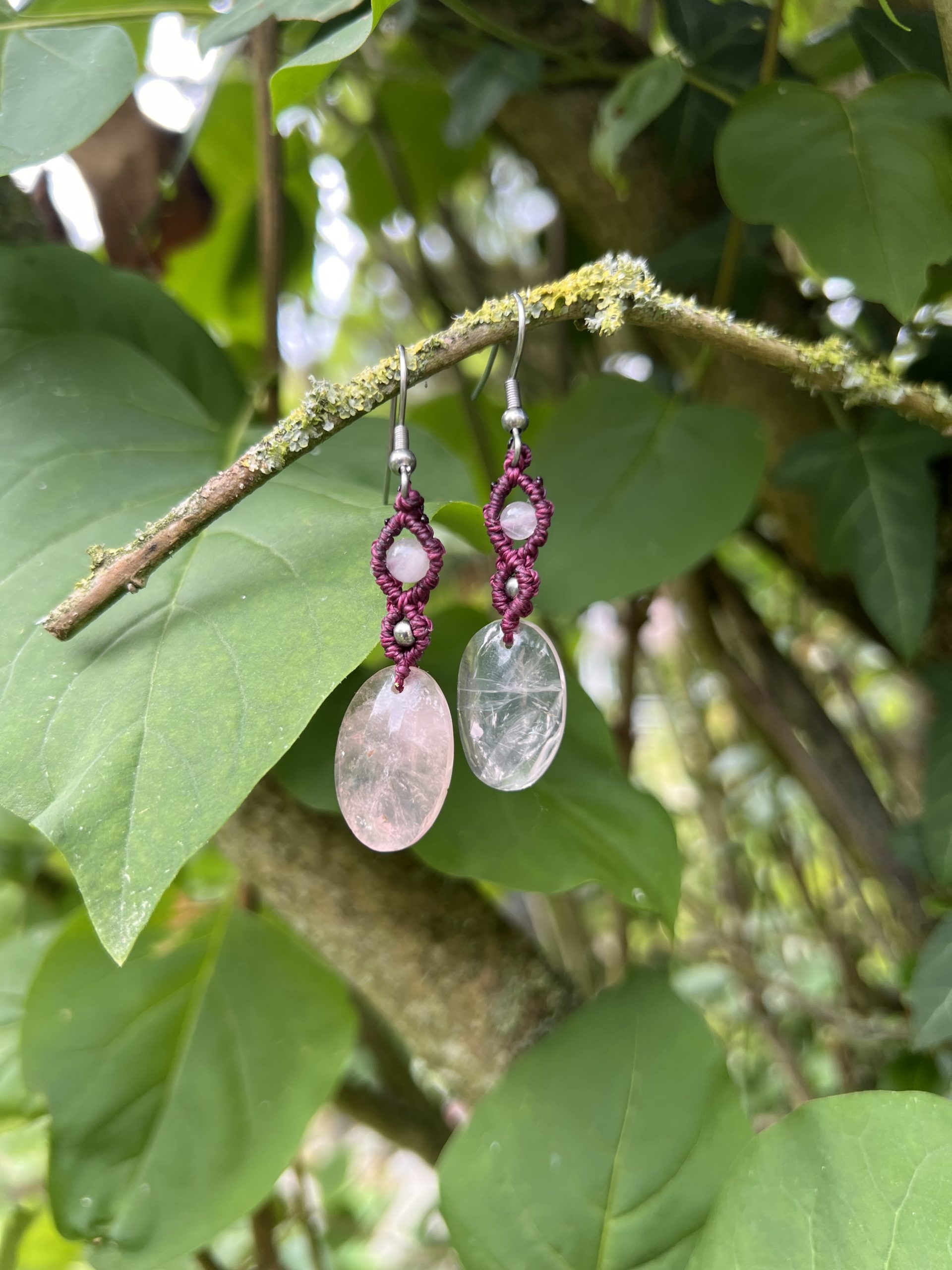 Boucles d’oreilles en Quartz rose – Tissage main & acier inoxydable | Bijoux vibratoires amour et douceur