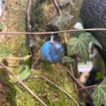 Pendentif artisanal en Labradorite bleue de Madagascar, poli à la main (3 cm), idéal pour un sautoir, apprécié des personnes hypersensibles pour sa sensation de protection douce, à porter au quotidien, en méditation ou à offrir, avec bélière en acier inoxydable.