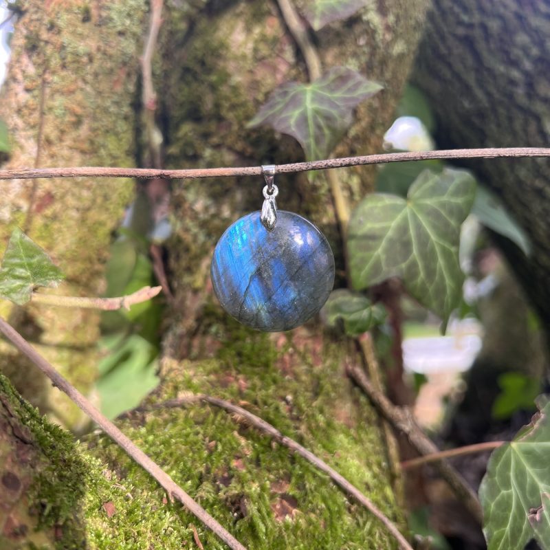 Pendentif artisanal en Labradorite bleue de Madagascar, poli à la main (3 cm), idéal pour un sautoir, apprécié des personnes hypersensibles pour sa sensation de protection douce, à porter au quotidien, en méditation ou à offrir, avec bélière en acier inoxydable.