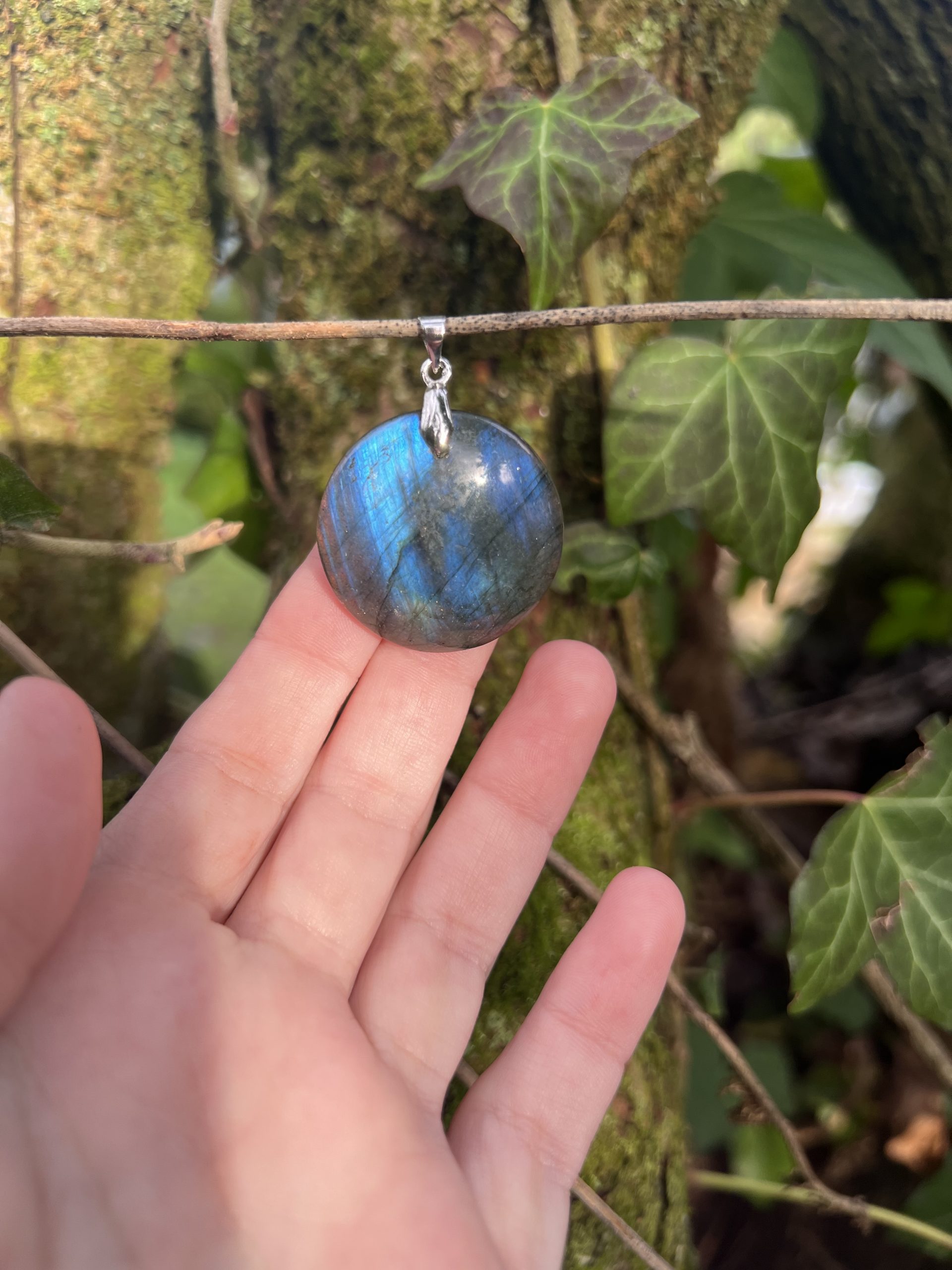 Pendentif artisanal en Labradorite bleue de Madagascar, poli à la main (3 cm), idéal pour un sautoir, apprécié des personnes hypersensibles pour sa sensation de protection douce, à porter au quotidien, en méditation ou à offrir, avec bélière en acier inoxydable.