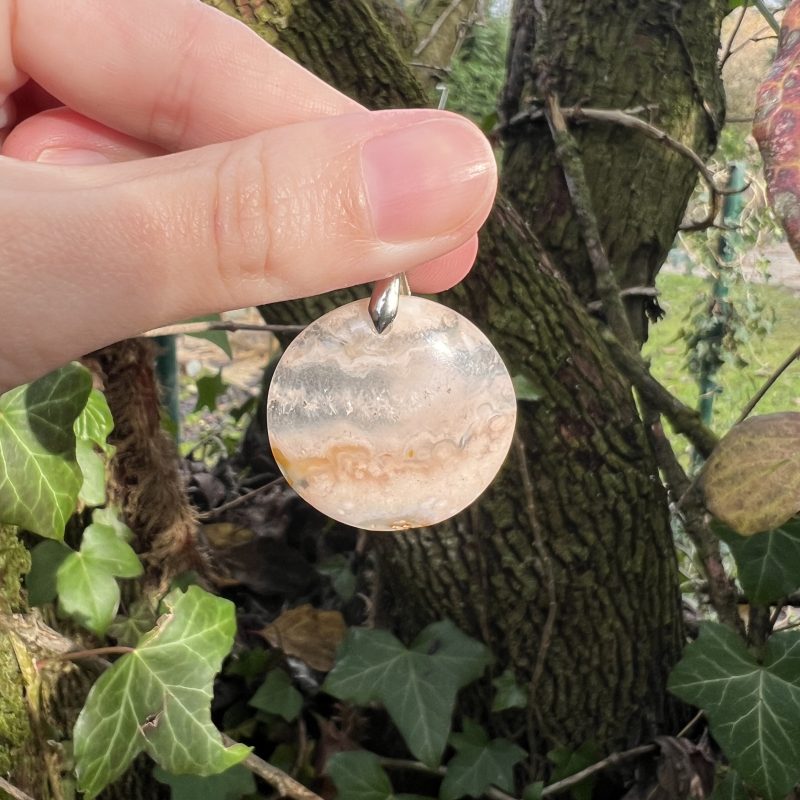 Pendentif en agate fleurs