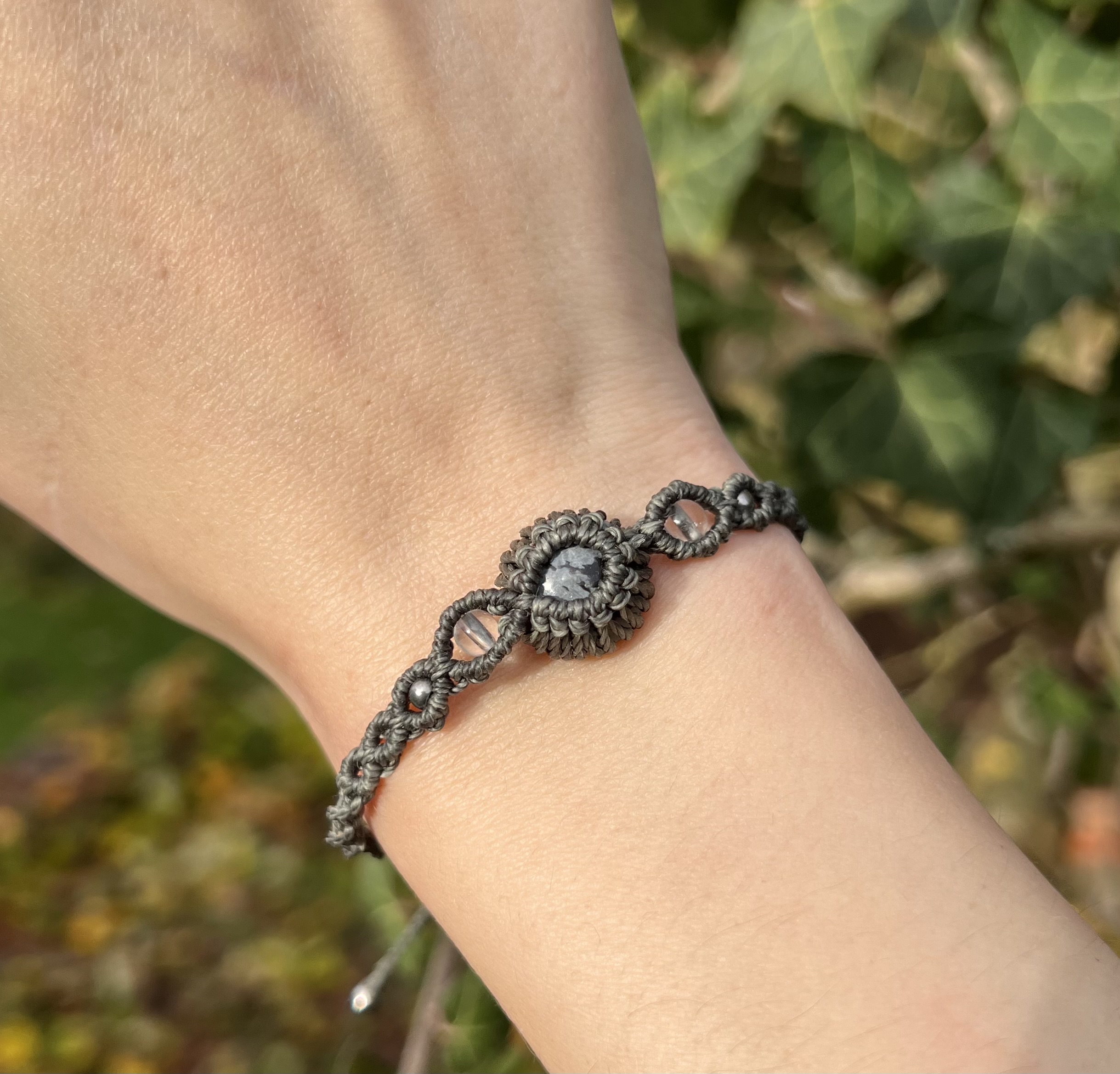 Bracelet fin en Obsidienne Flocon de Neige – Ancrage & équilibre