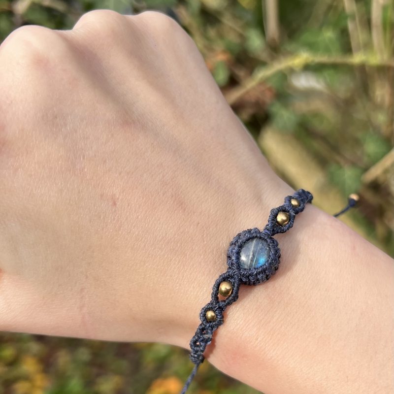 Bracelet en Labradorite micro macramé fait main – Bijou fin et artisanal
