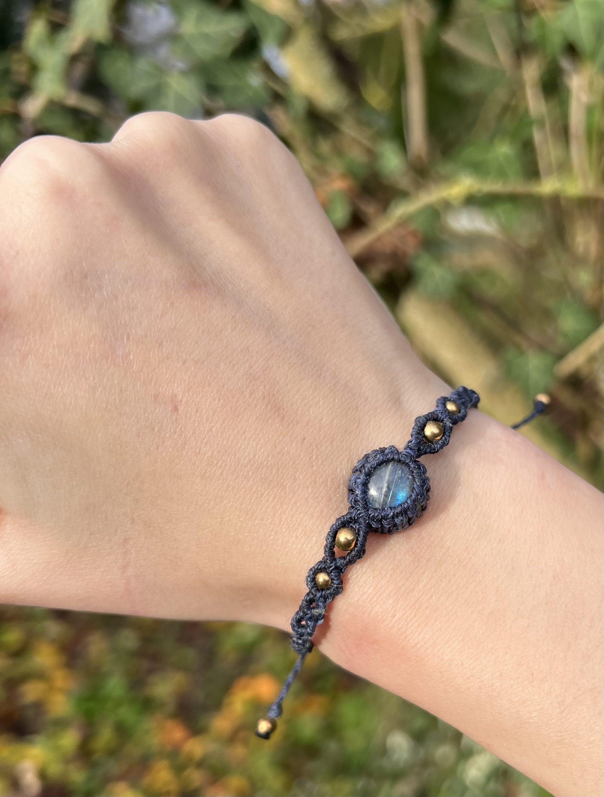 Bracelet en Labradorite micro macramé fait main – Bijou fin et artisanal