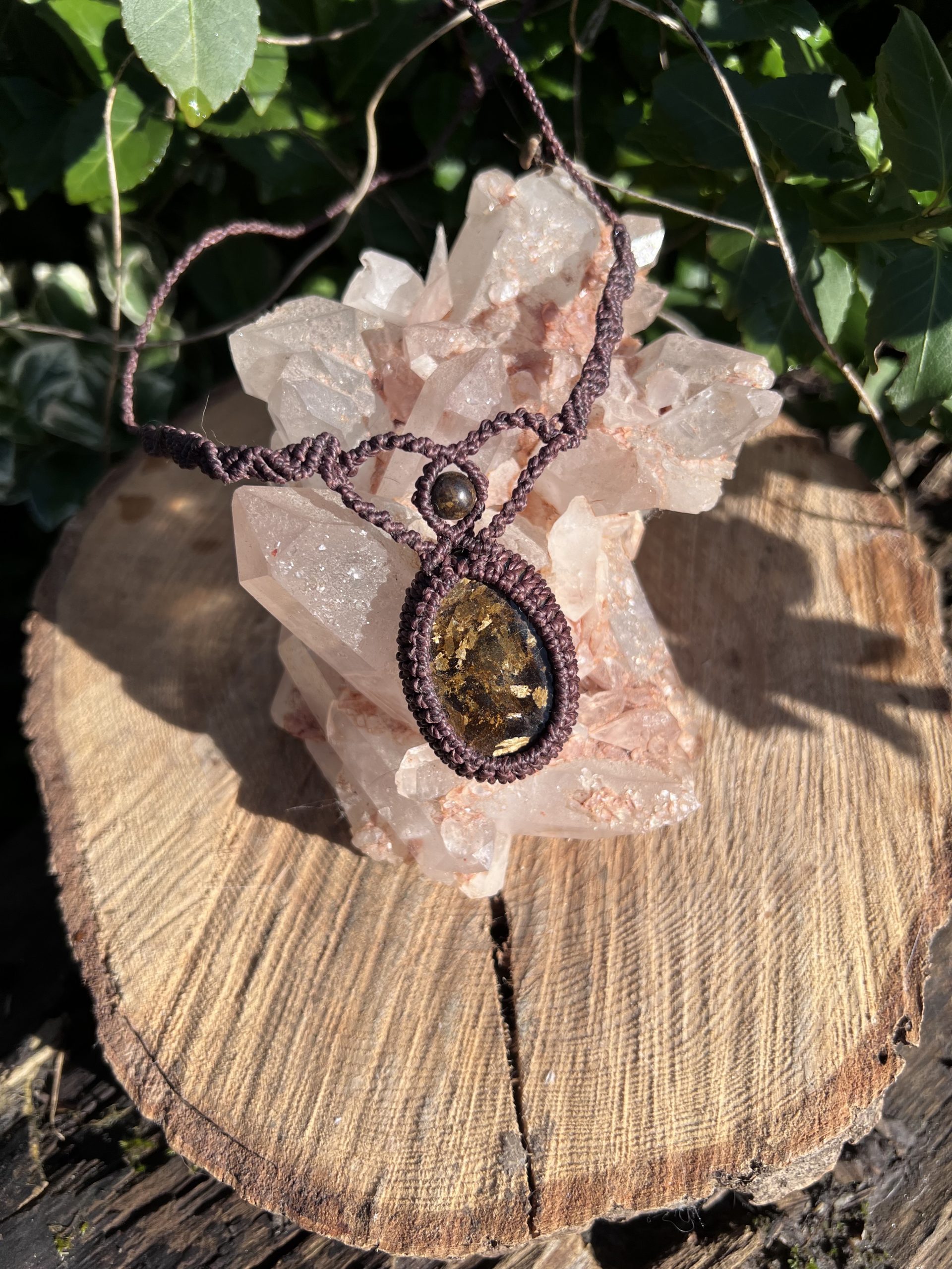 Sunia – Collier micro macramé Bronzite | La Magie de Ledy