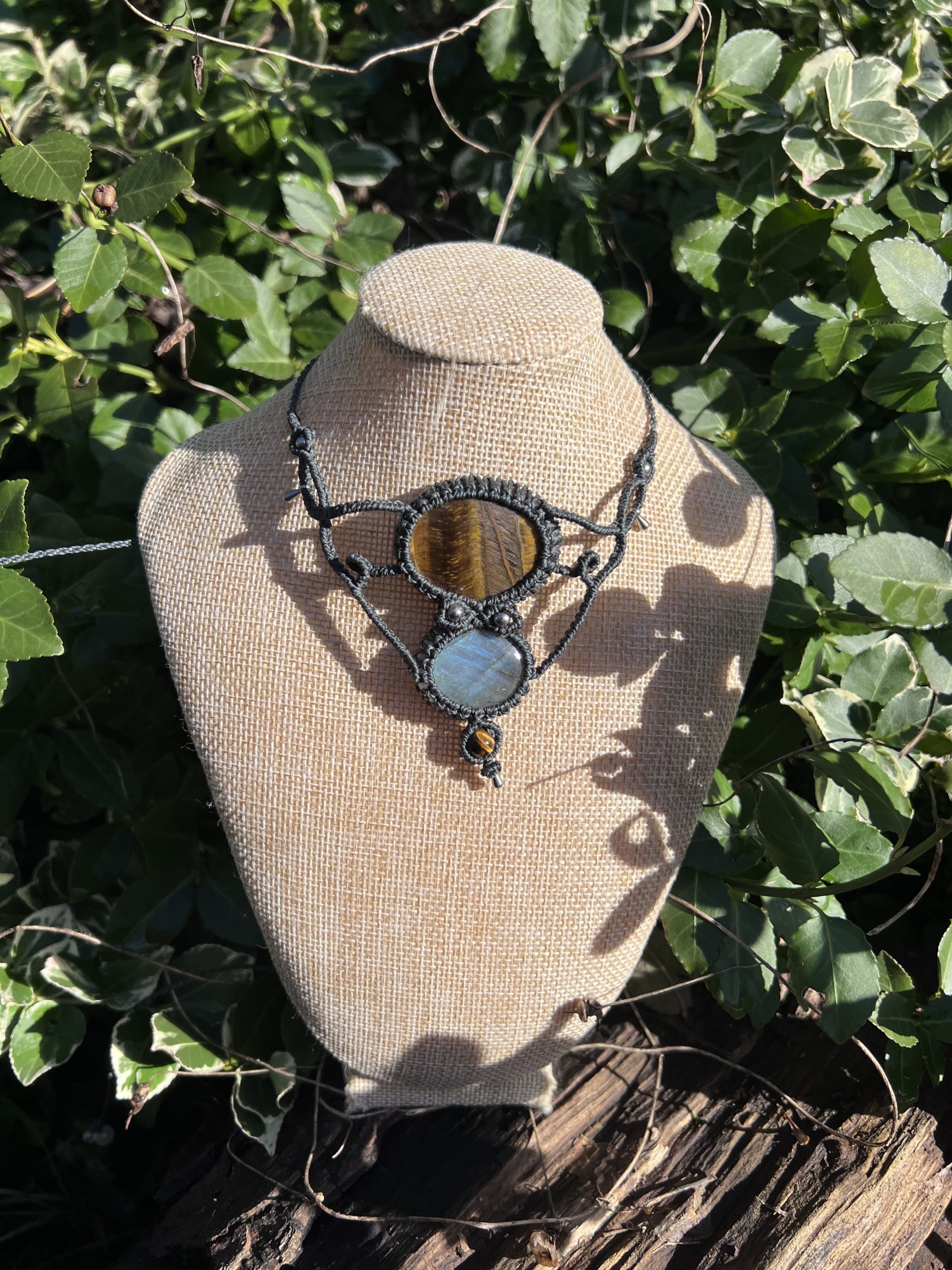 Collier Bulla en Œil de Tigre et Labradorite – Protection & Ancrage | La Magie de Ledy