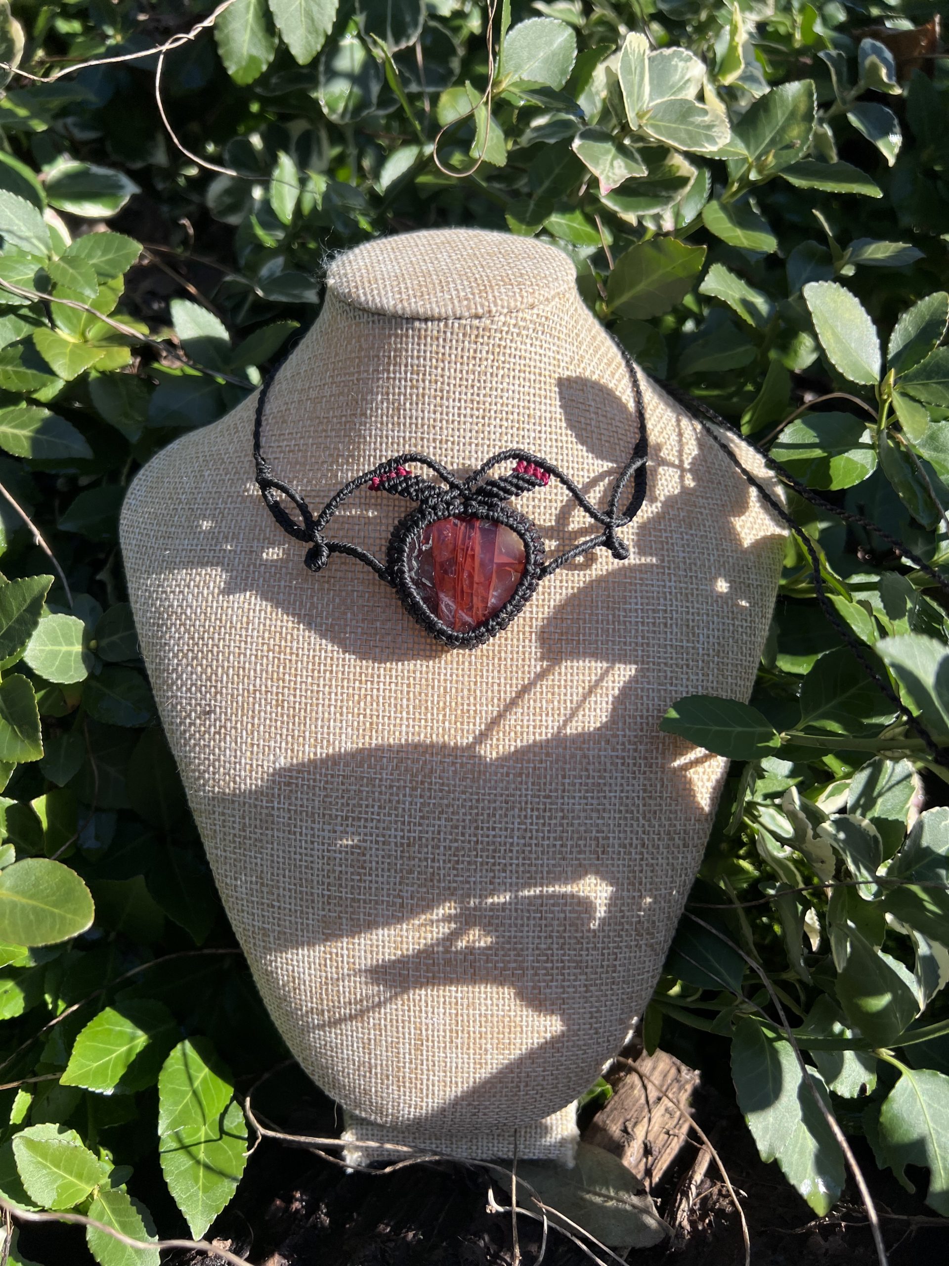 Cœur de Feu – Collier en micro-macramé & Quartz Hématoïde en forme de cœur | La Magie de Ledy