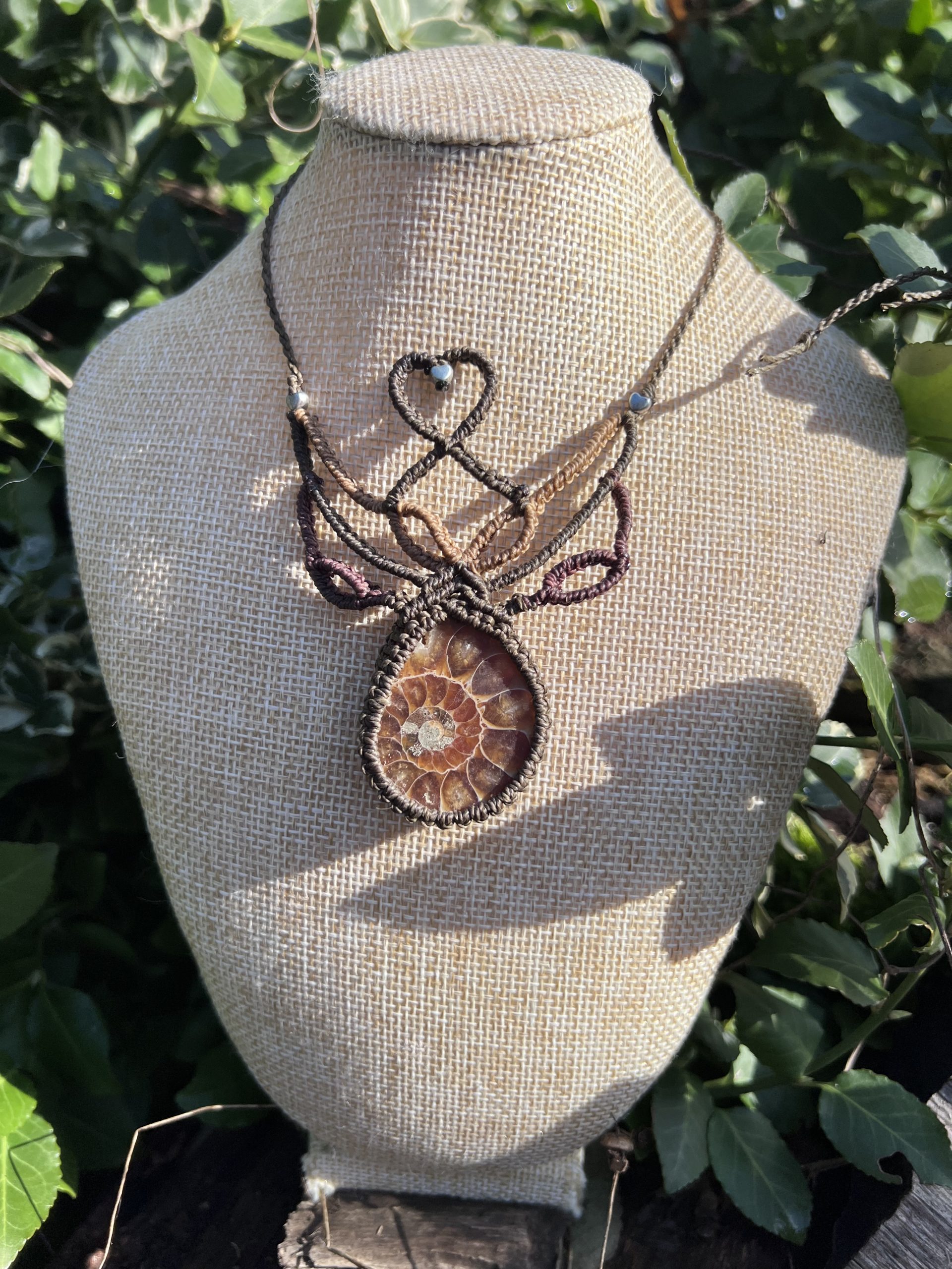 L’Amour Fossile – Collier micro macramé Ammonite | La Magie de Ledy