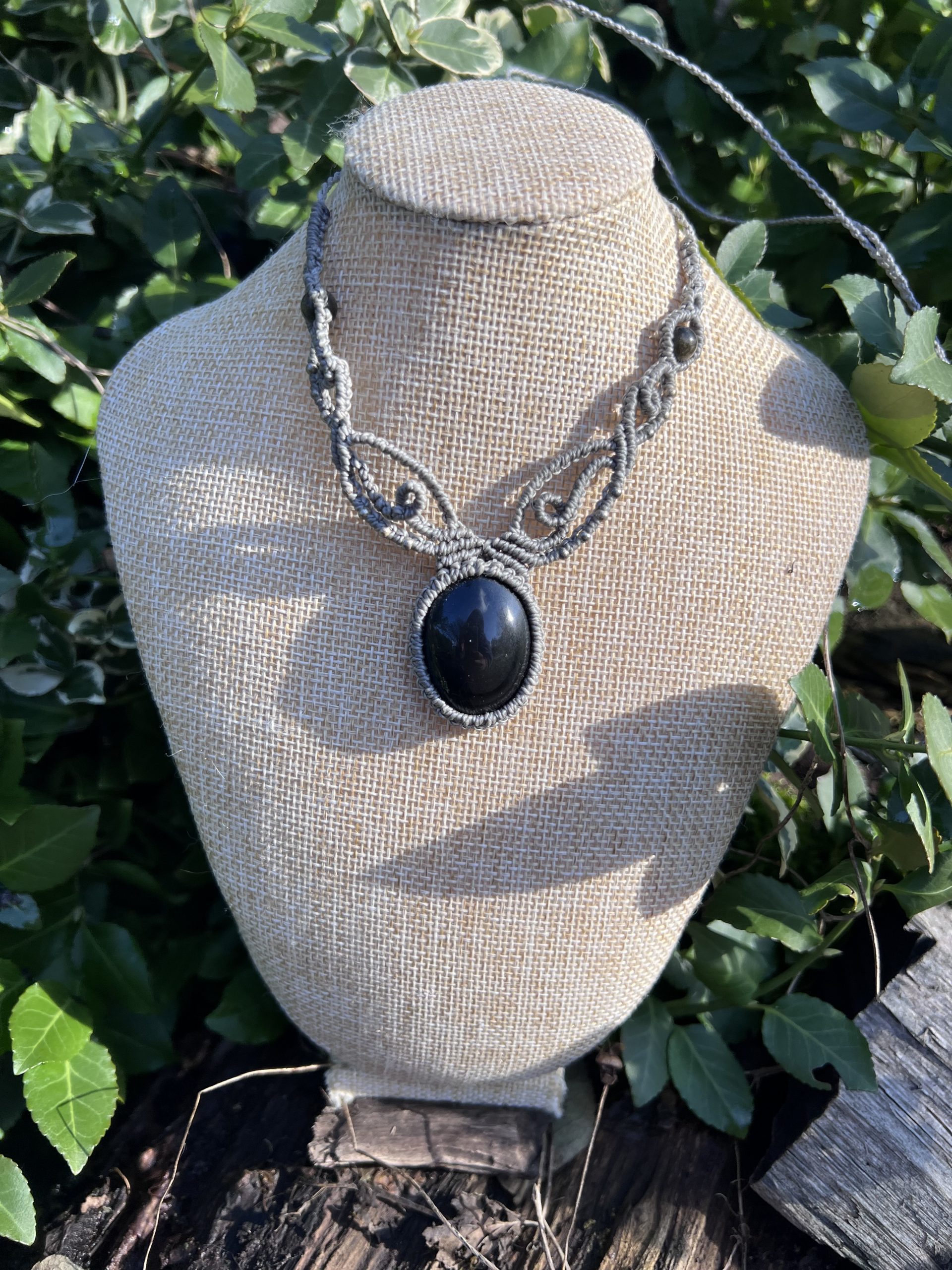 Stella – Collier micro macramé Obsidienne Œil Céleste | La Magie de Ledy