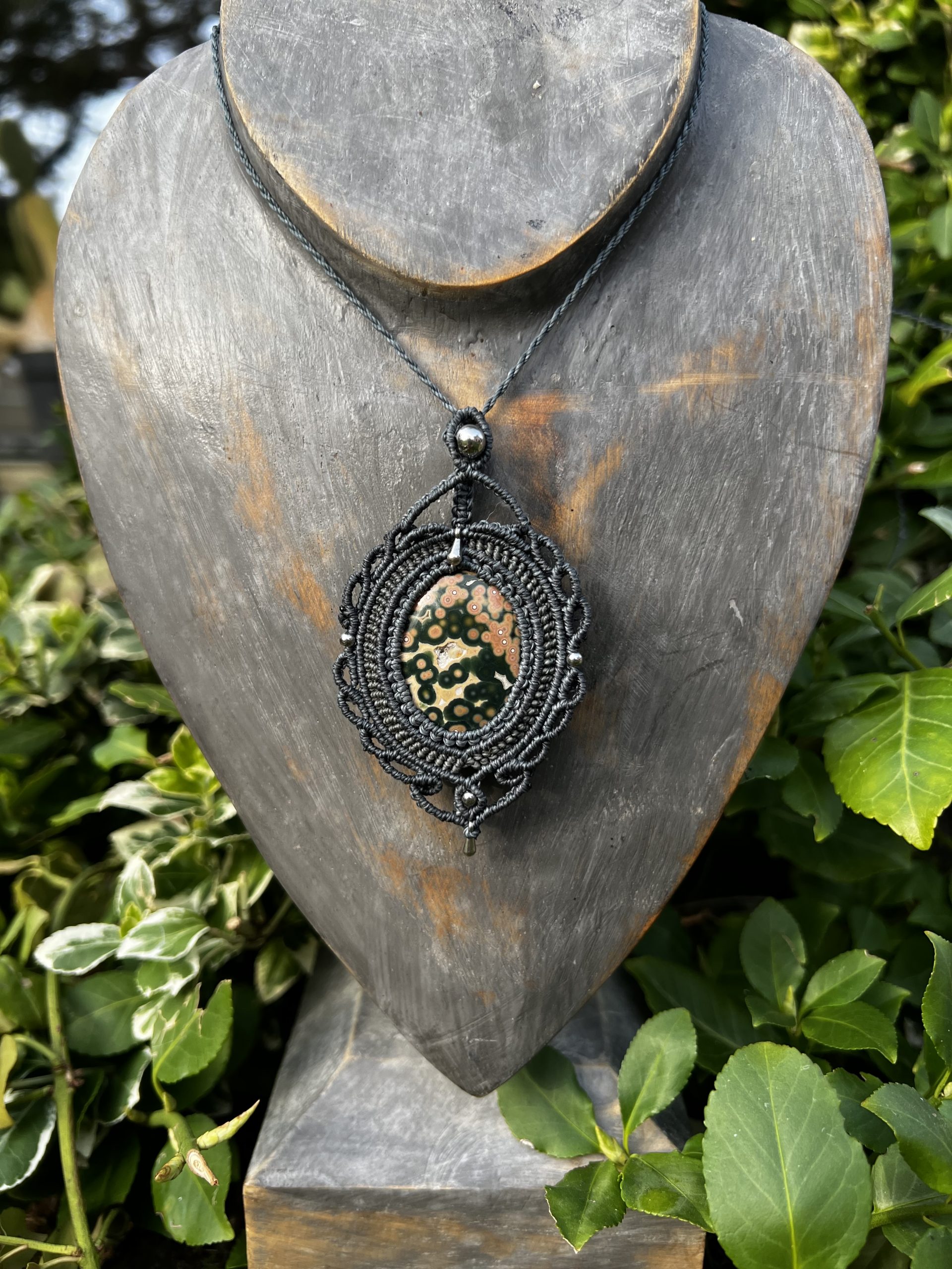 Collier Jaspe Orbiculaire – Talisman Duchesse – Bijou micro-macramé artisanal