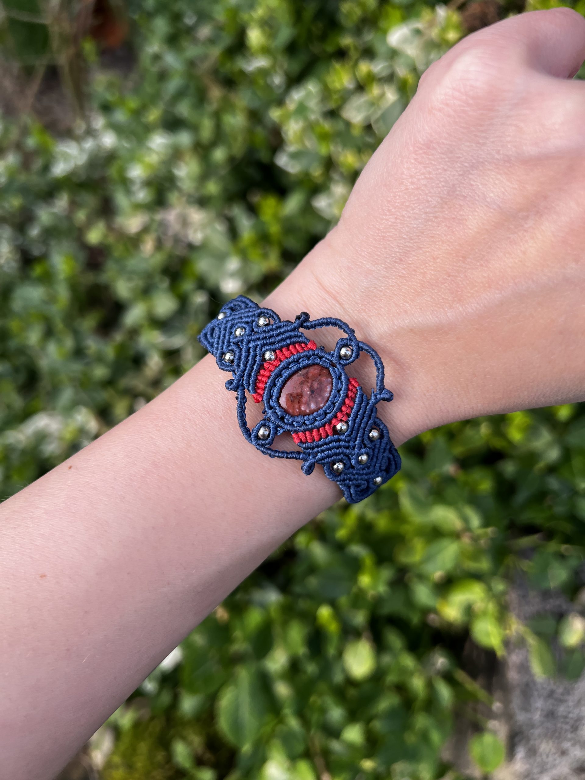 Bracelet Racine – Jaspe Rouge Orbiculaire – Micro-macramé artisanal