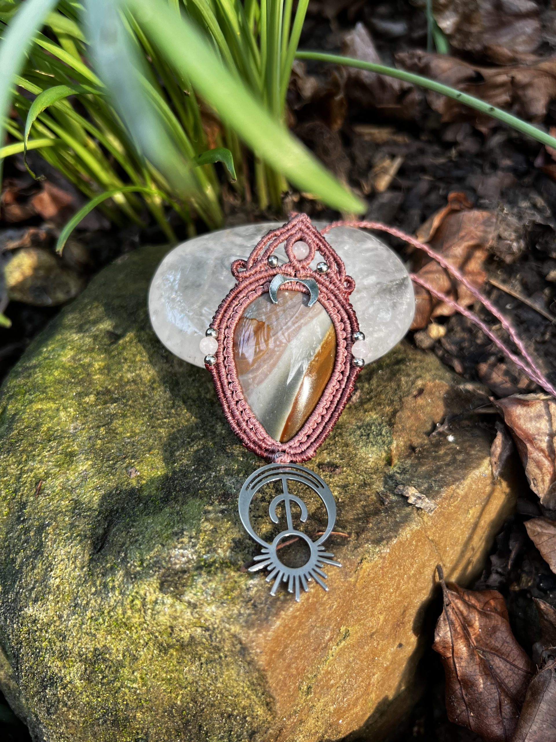 Talisman Lettre de l’Âme – Jaspe Polychrome – Collier micro-macramé lunaire