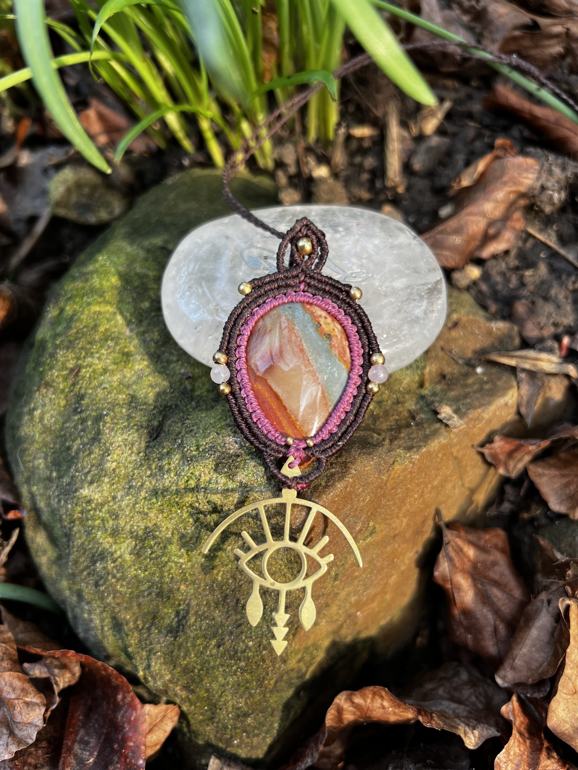 Talisman Hélios – Collier Jaspe Polychrome – Micro-macramé artisanal