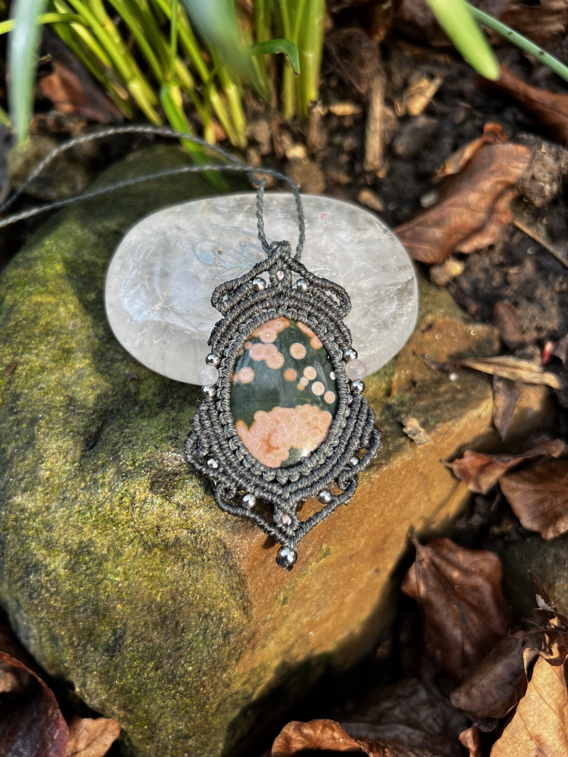 Collier Jaspe Orbiculaire – Talisman Ophelia – Bijou micro-macramé artisanale