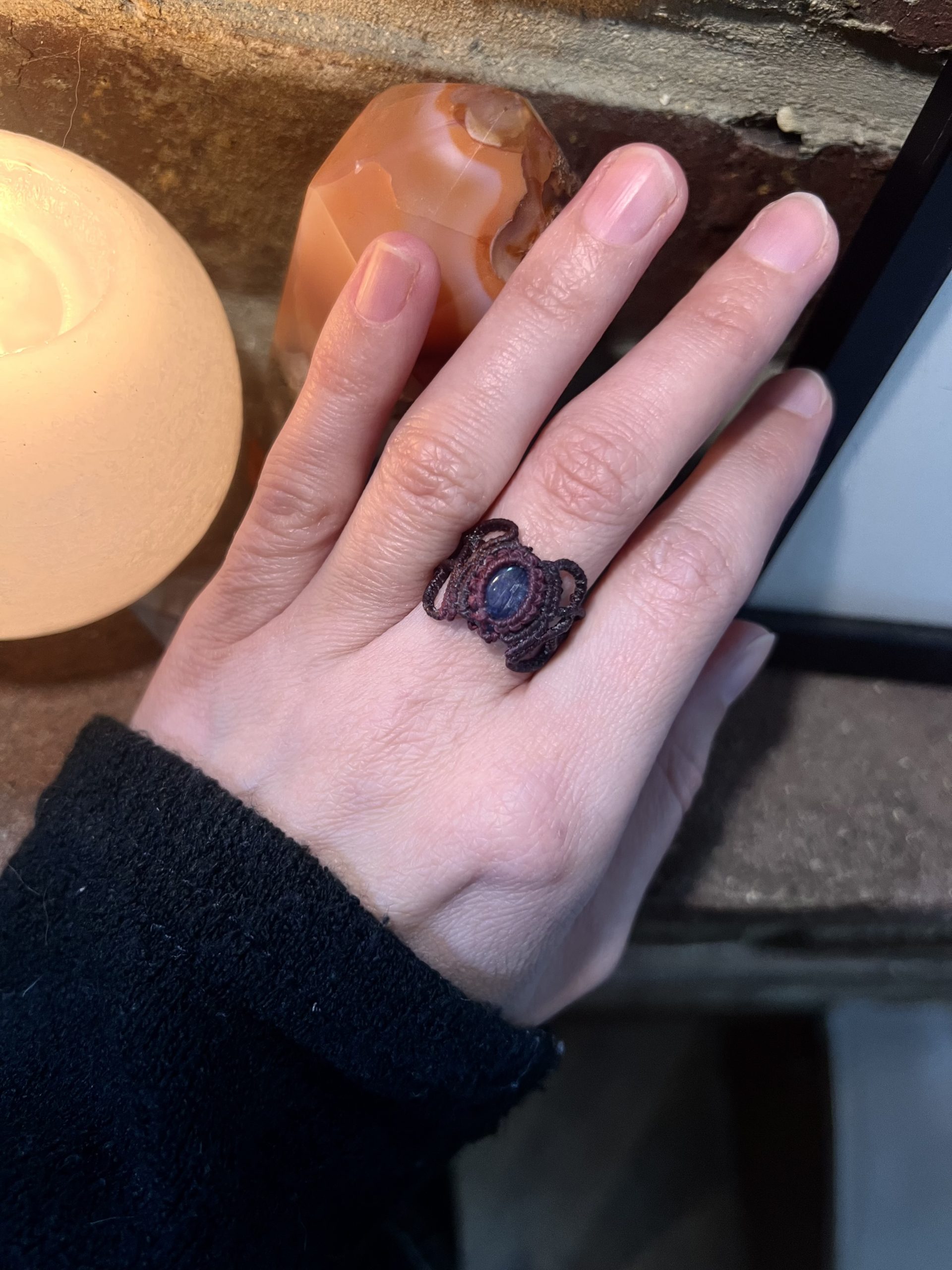 Bague Lotus en micro-macramé - Bijou artisanal avec pierre naturelle – Image 4