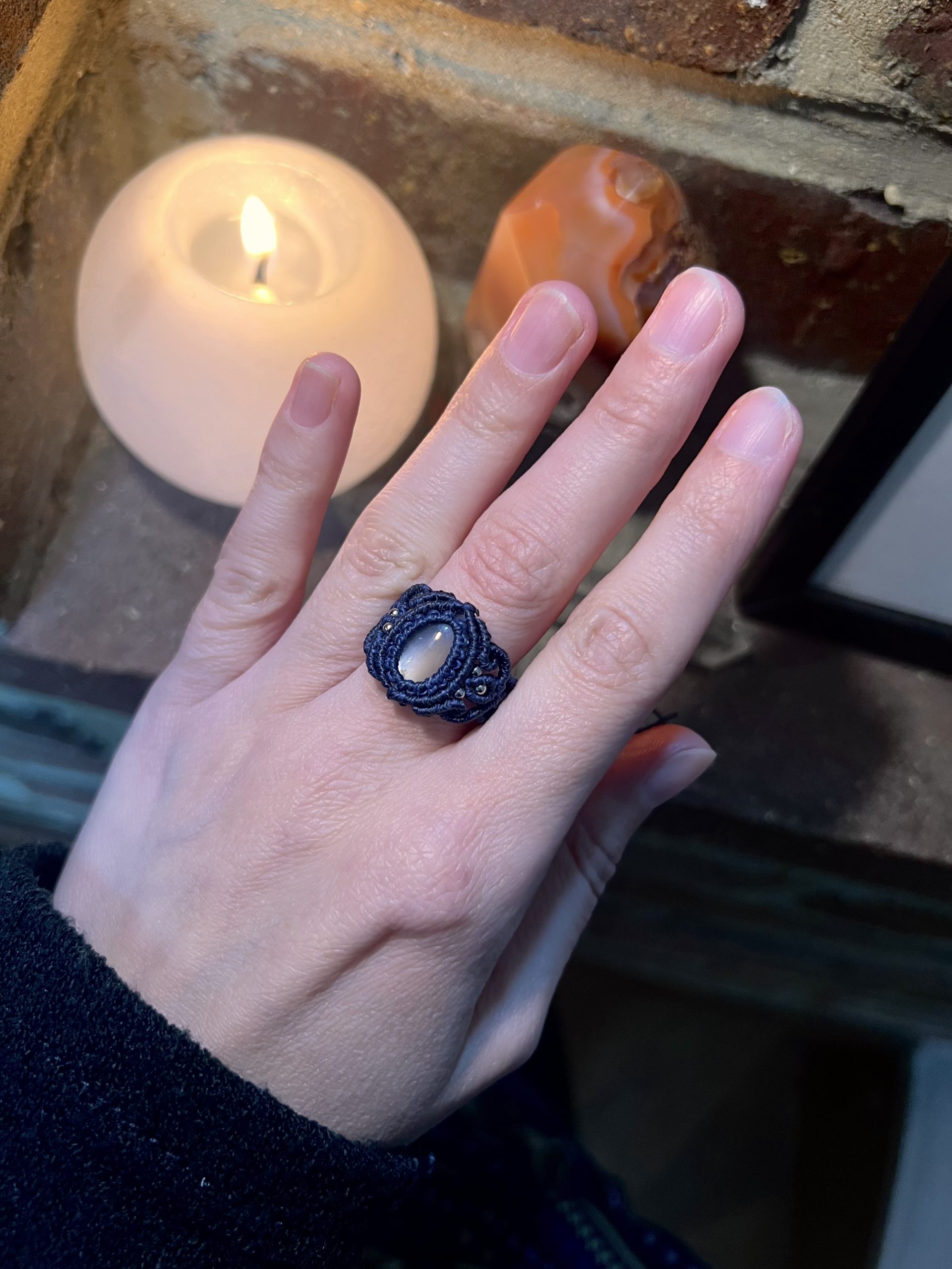 Couronne — Bague unique en pierre de lune adulaire & micro-macramé