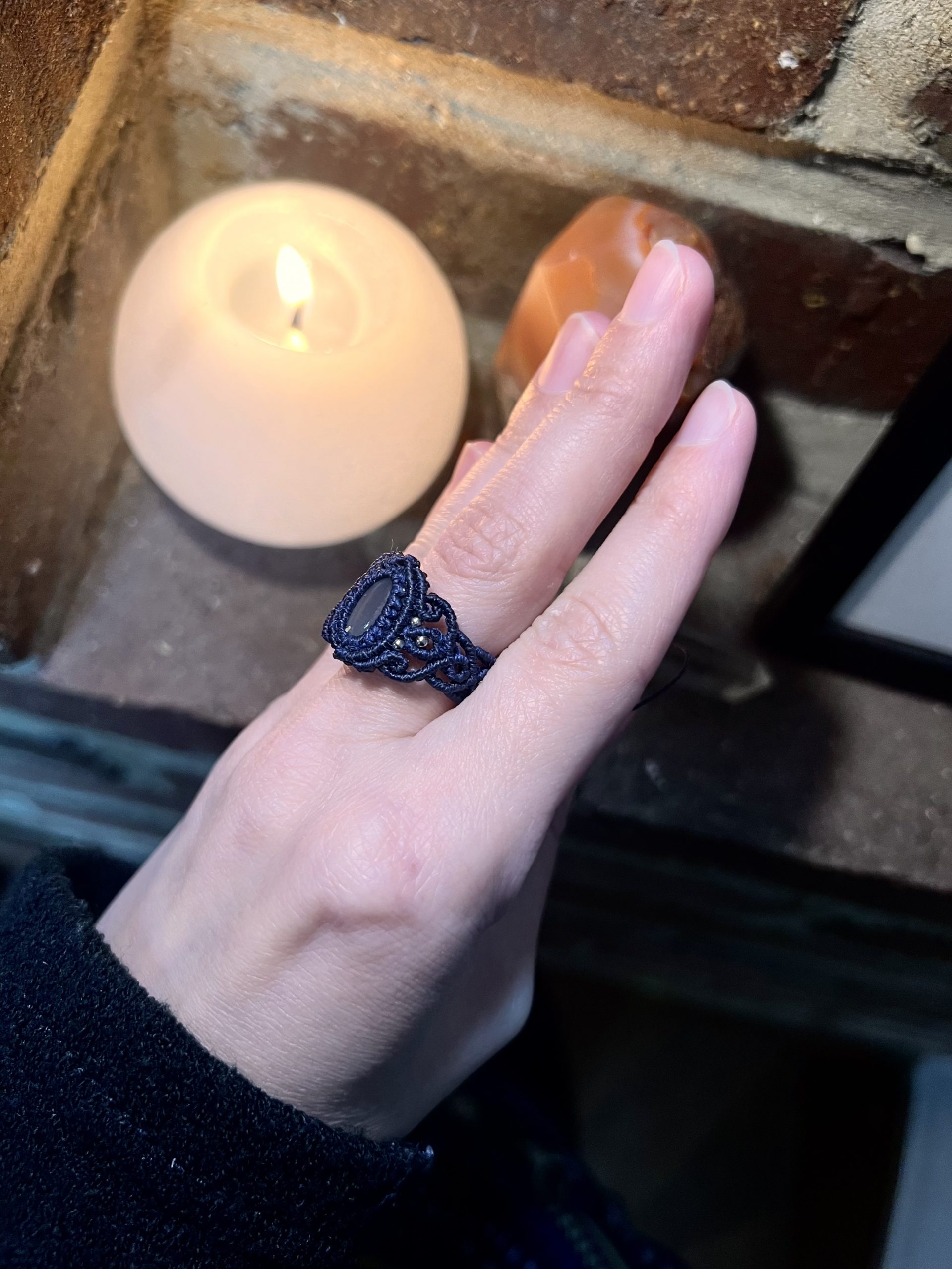 Couronne — Bague unique en pierre de lune adulaire & micro-macramé – Image 3