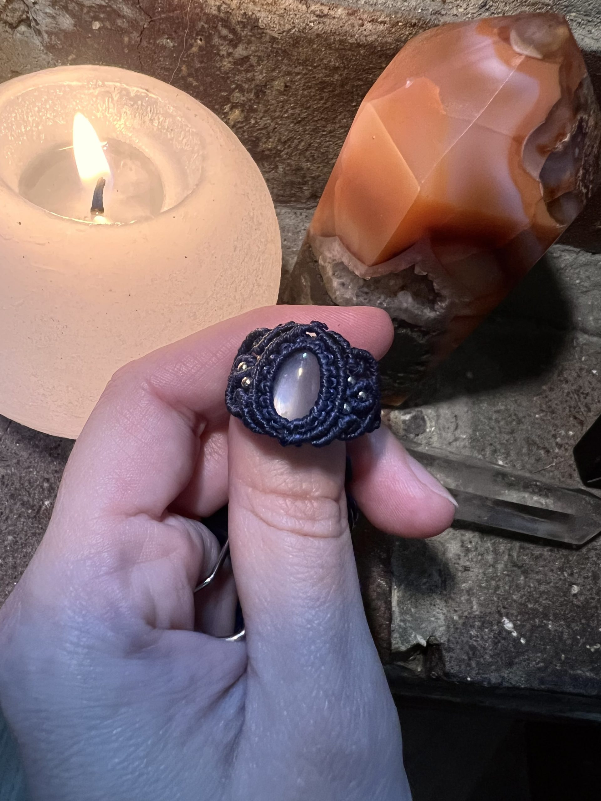 Couronne — Bague unique en pierre de lune adulaire & micro-macramé – Image 4