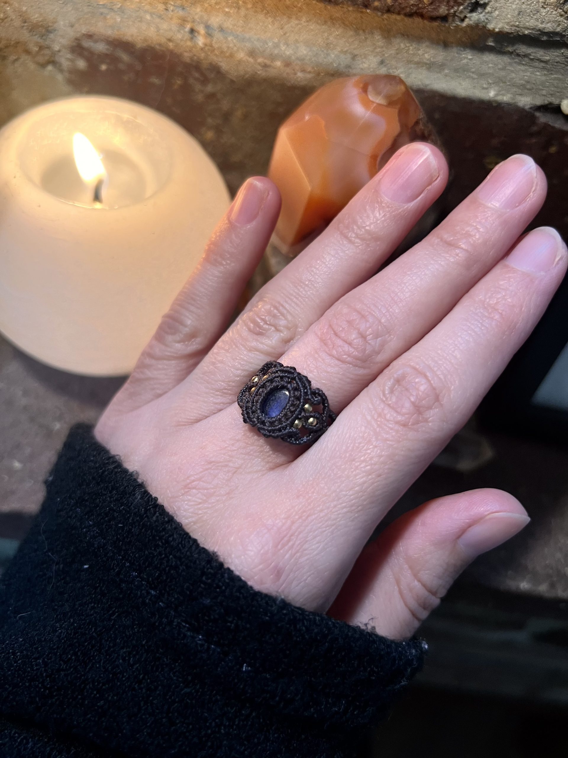 Bague Couronne en Cyanite – Bague pierre naturelle en micro-macramé