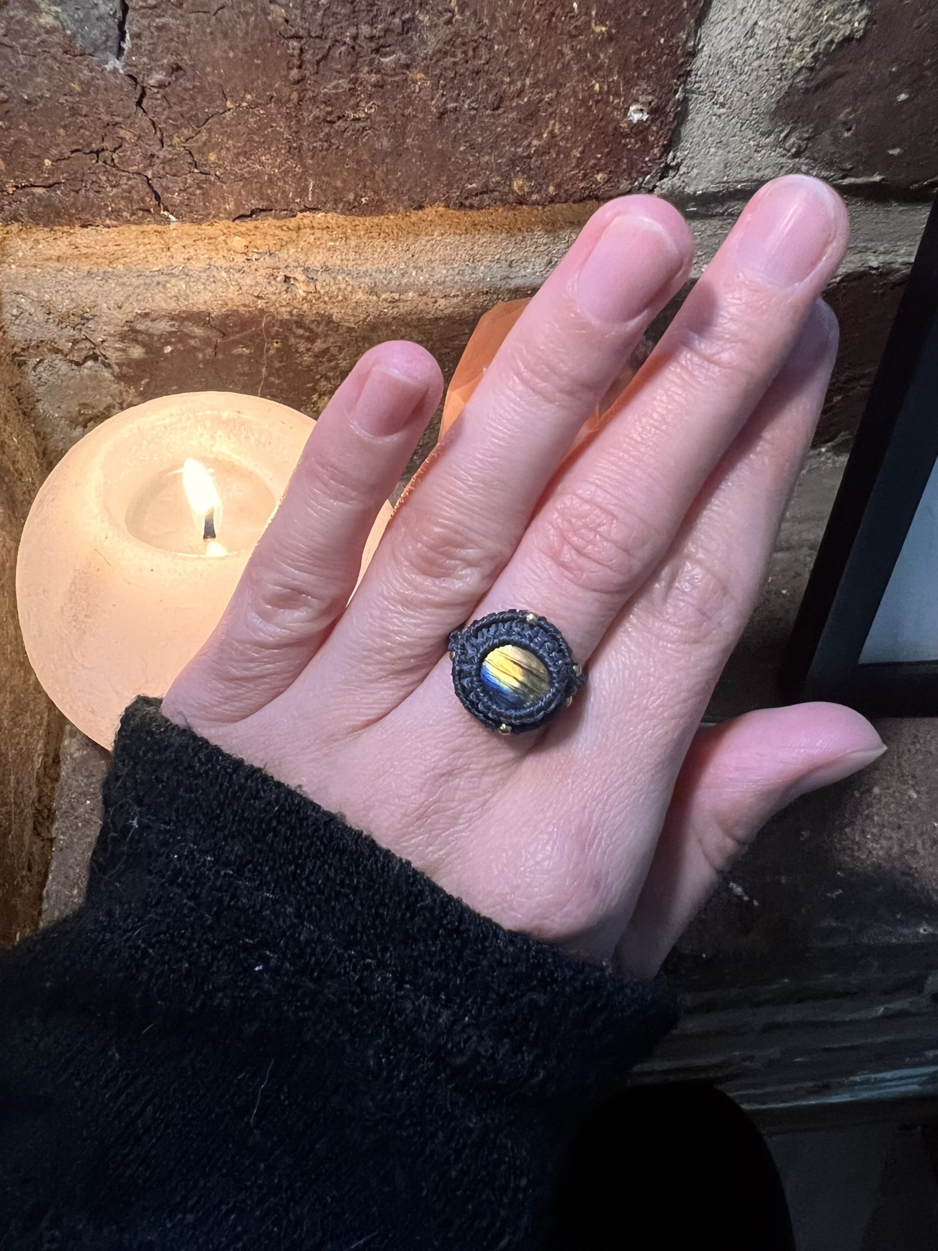 Larme de fée — Bague pierre naturelle sur mesure en micro-macramé