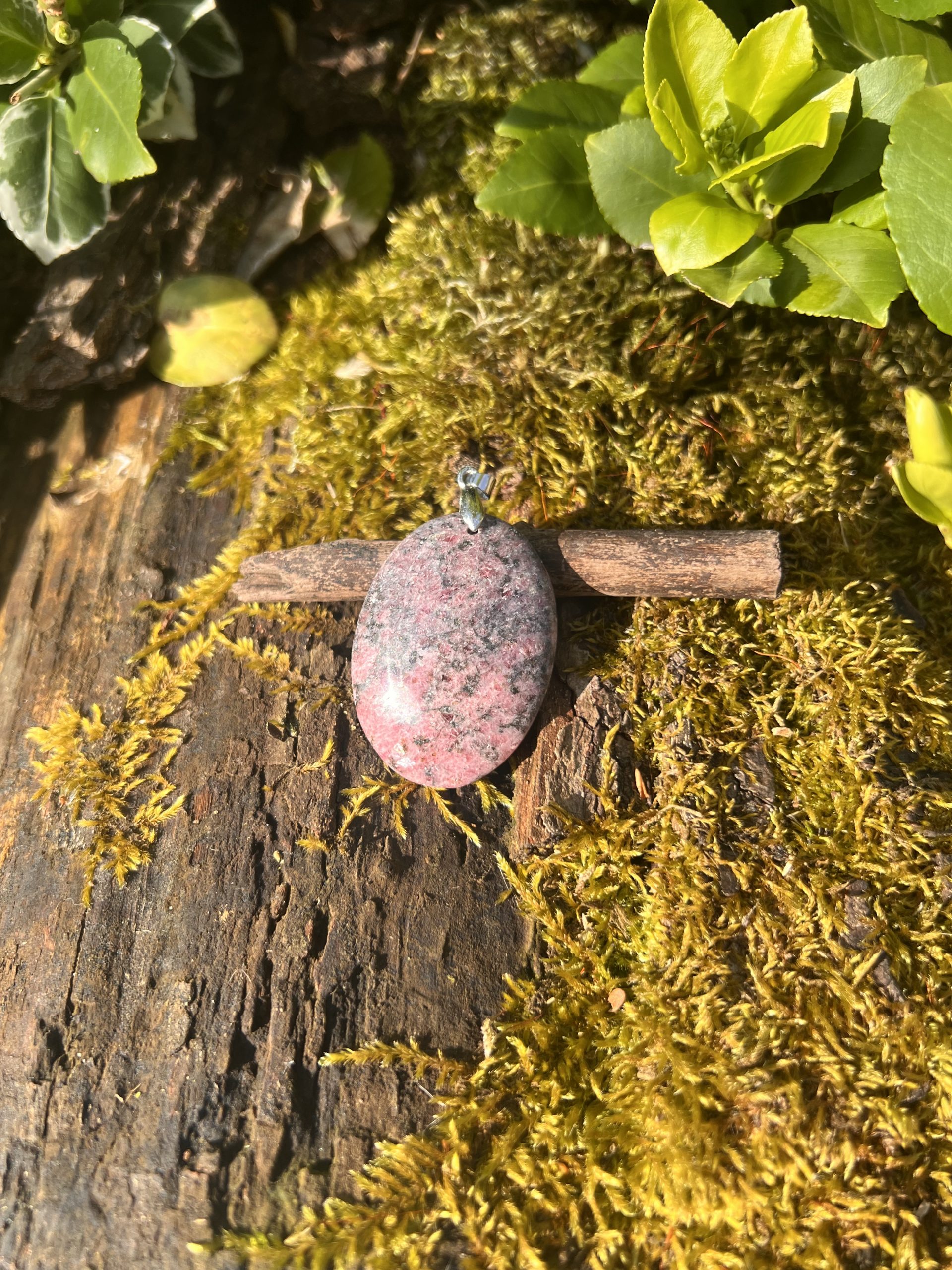 Pendentif en Rhodonite naturelle — pierre du cœur – Image 2
