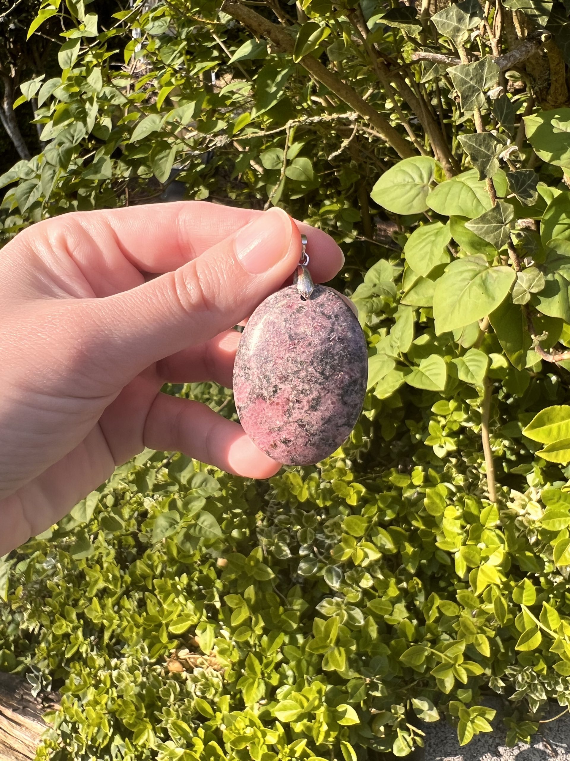 Pendentif en Rhodonite naturelle — pierre du cœur