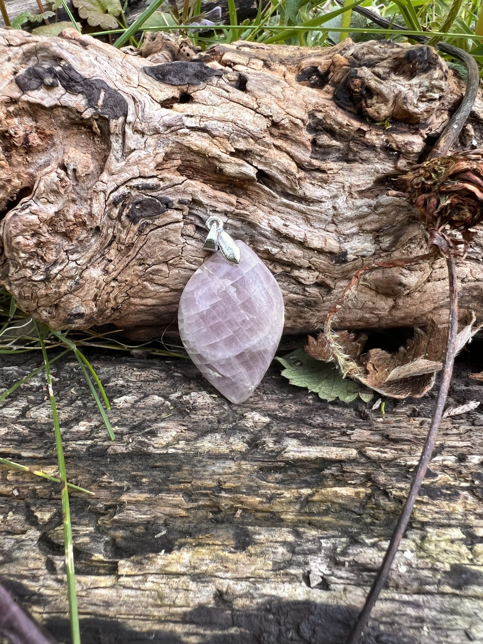 Pendentif Anhydrite Violette naturelle – Pierre d’acceptation et de sérénité