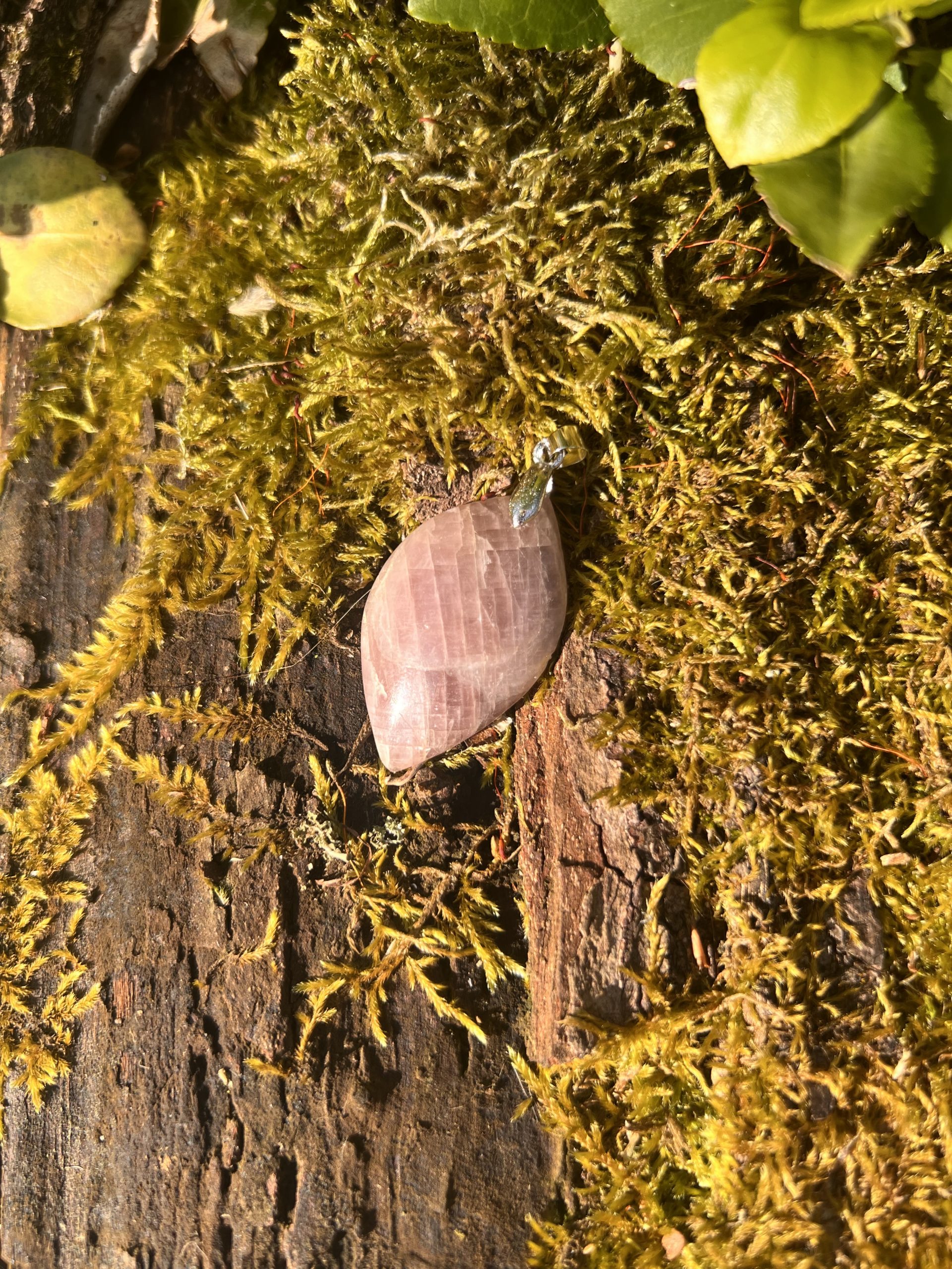 Pendentif Anhydrite Violette naturelle – Pierre d’acceptation et de sérénité – Image 2
