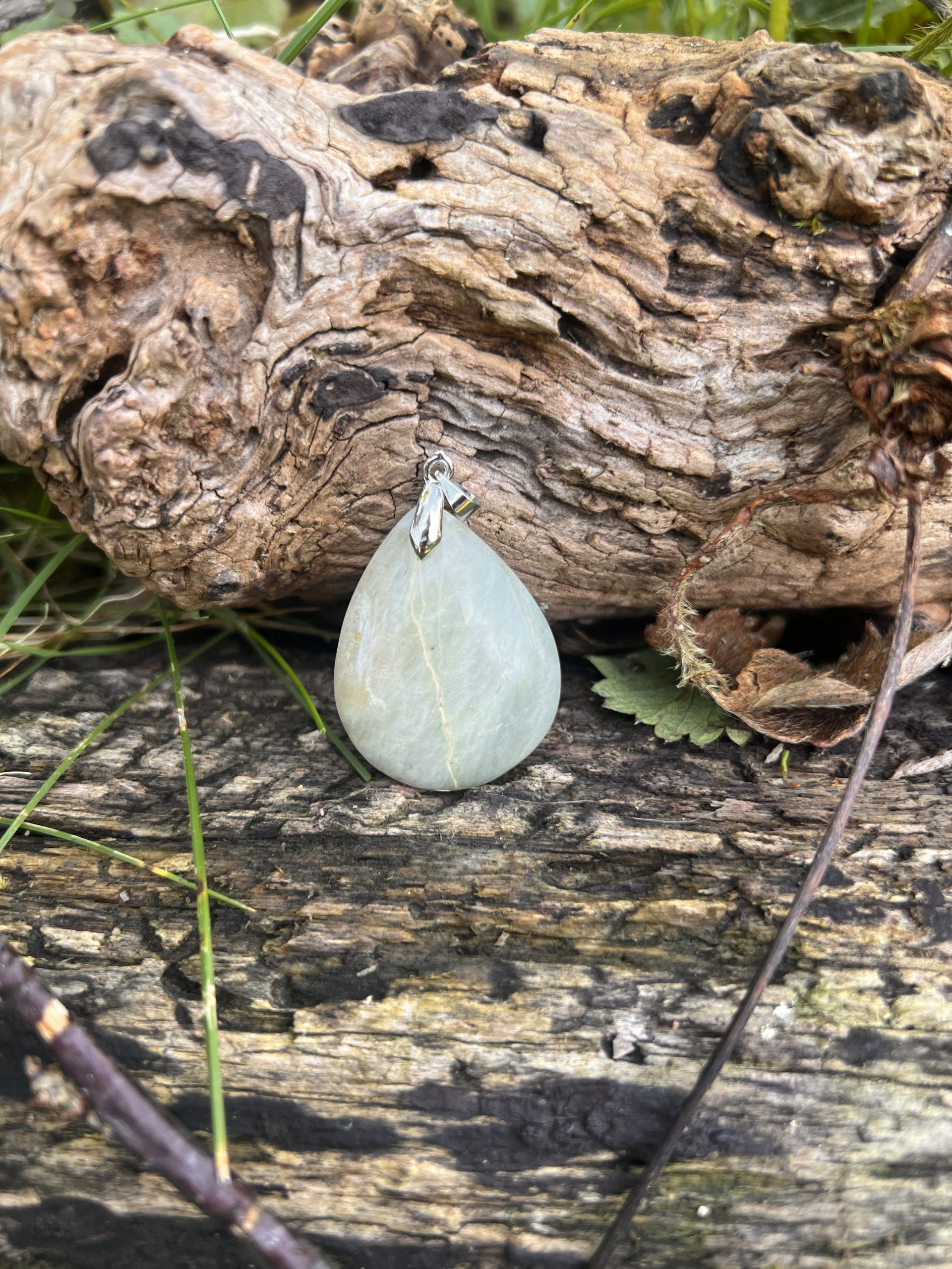 Pendentif en Garniérite naturelle — pierre douce et réconfortante