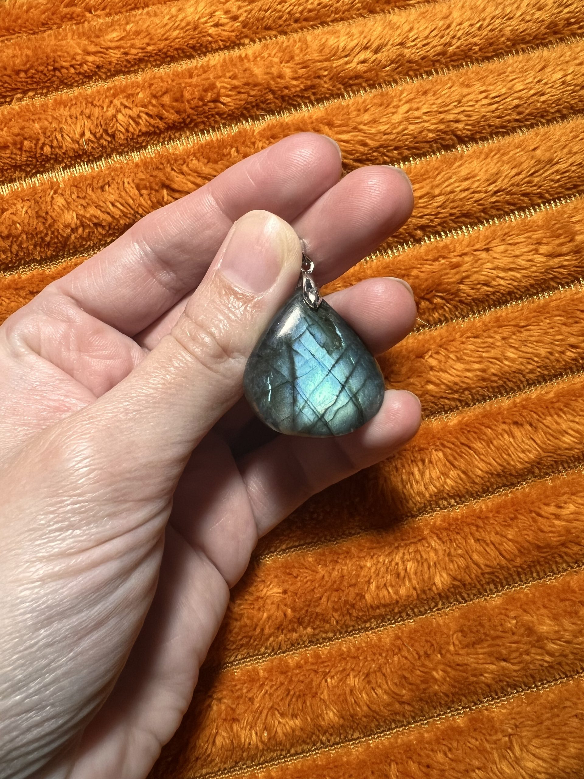 Pendentif Labradorite naturelle – Protection & intuition – Pierre unique