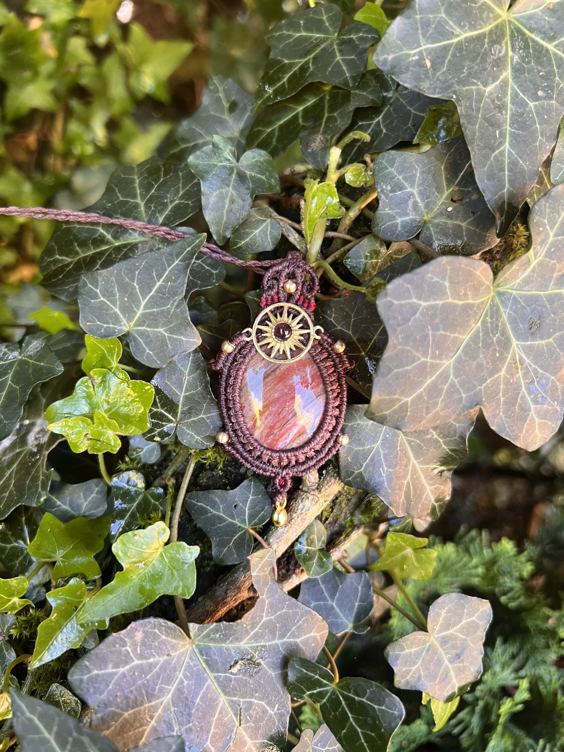 Amulette Bois Fossile – Ancrage & Stabilité