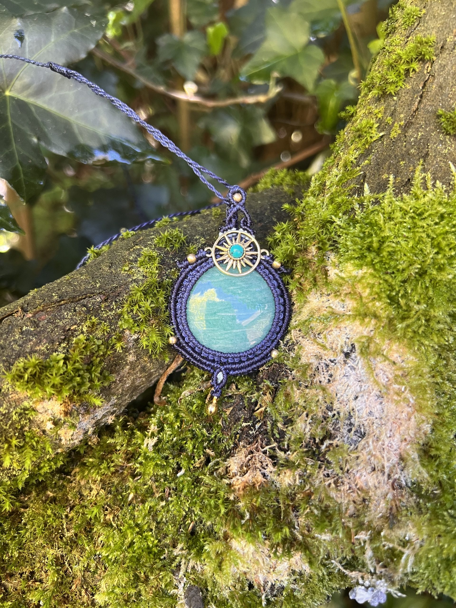 Amulette en Amazonite – Force, Joie & Courage – Bijou énergétique en micro-macramé